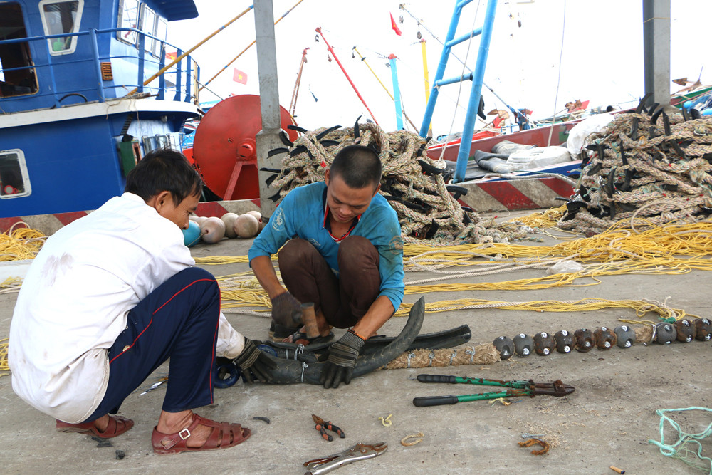 Ngư dân chuẩn bị ngư cụ để đánh bắt xa bờ va theo quy dinh moi thi ngư lưới cụ của ngư dân không được nhà nước hỗ trợ mua bảo hiểm. Ảnh: Nguyễn Hải