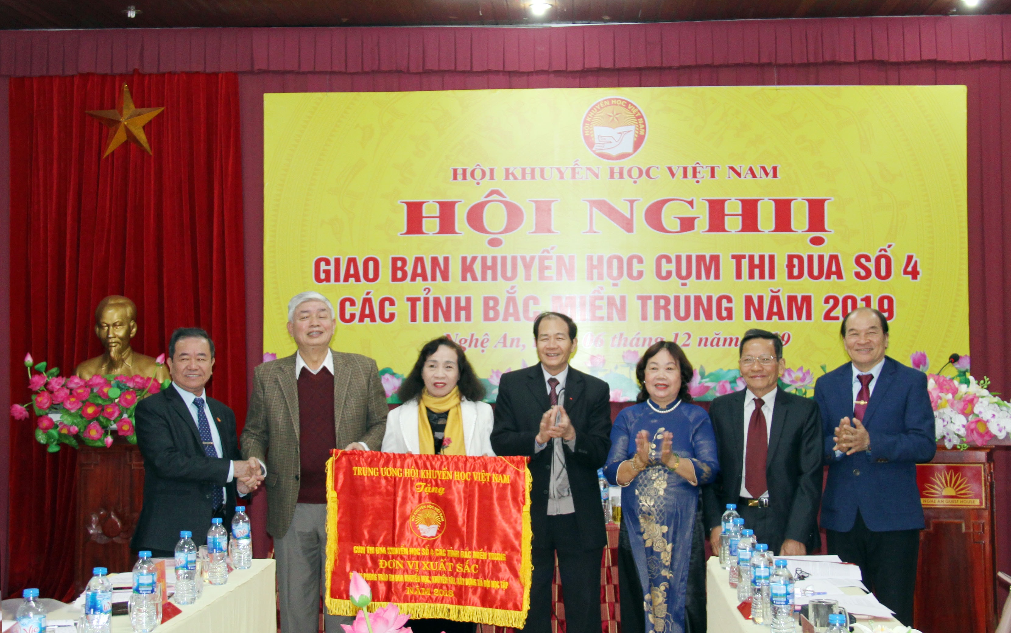 TW Hội Khuyến học khen thưởng đơn vị xuất sắc cho cụm thi đua số 4