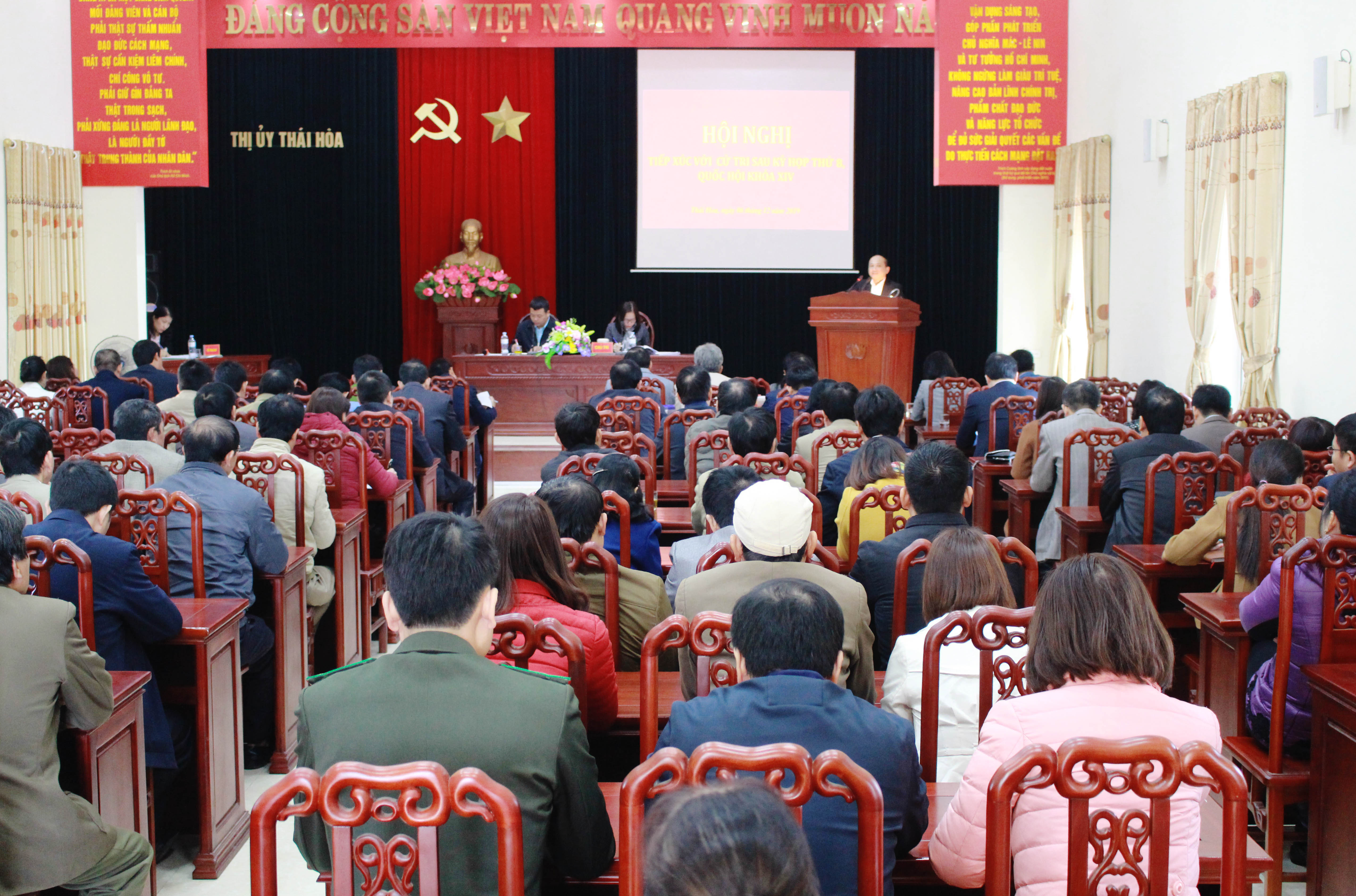 Tại cuộc tiếp xúc, đại biểu Nguyễn Thanh Hiền tóm tắt nhanh kết quả kỳ họp thứ 8, Quốc hội khóa XIV. Ảnh: Phương Thúy