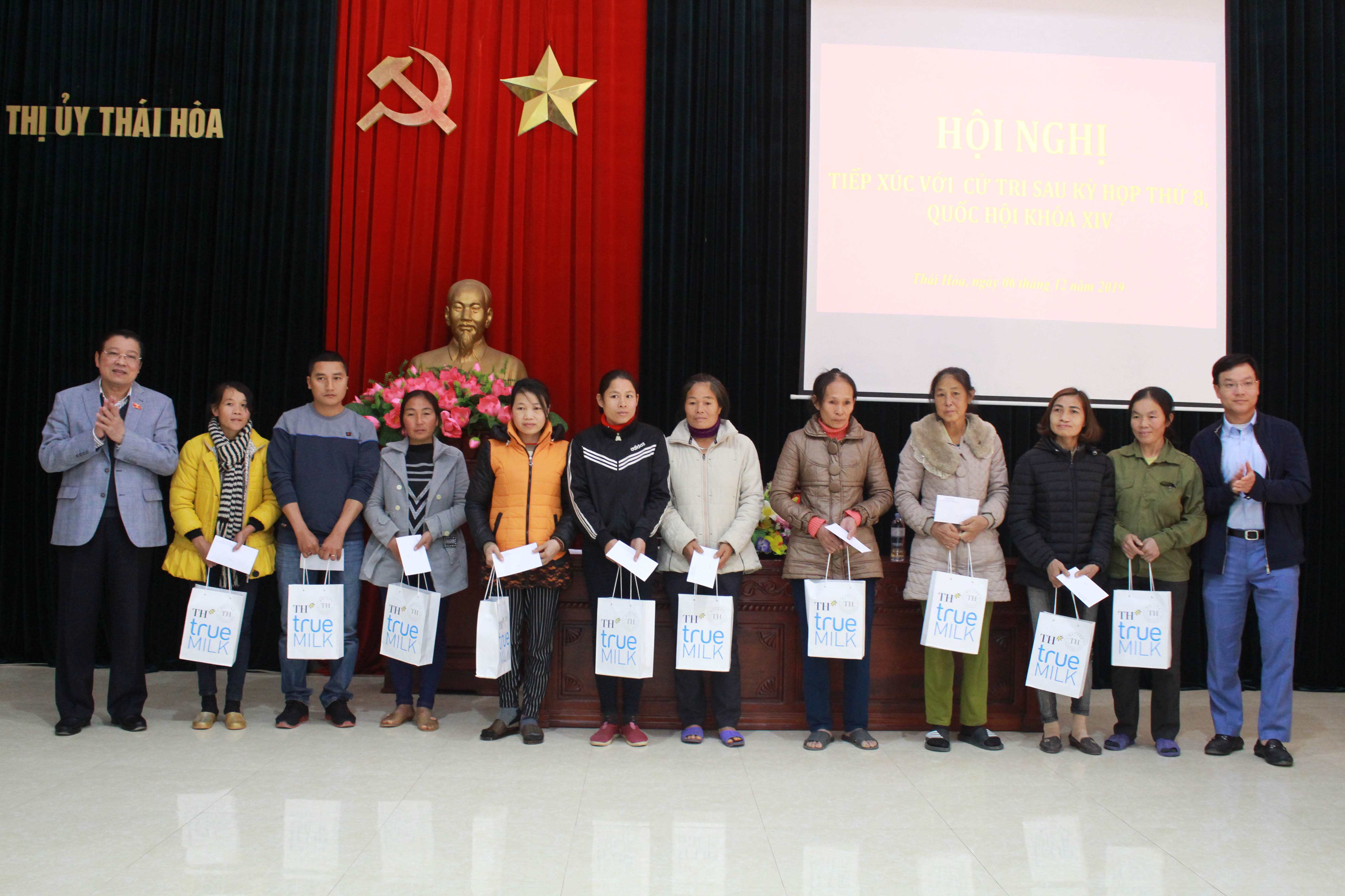 Đoàn đại biểu Quốc hội tỉnh tặng 20 suất cho đối tượng chính sách, hộ nghèo. Ảnh: Phương Thúy