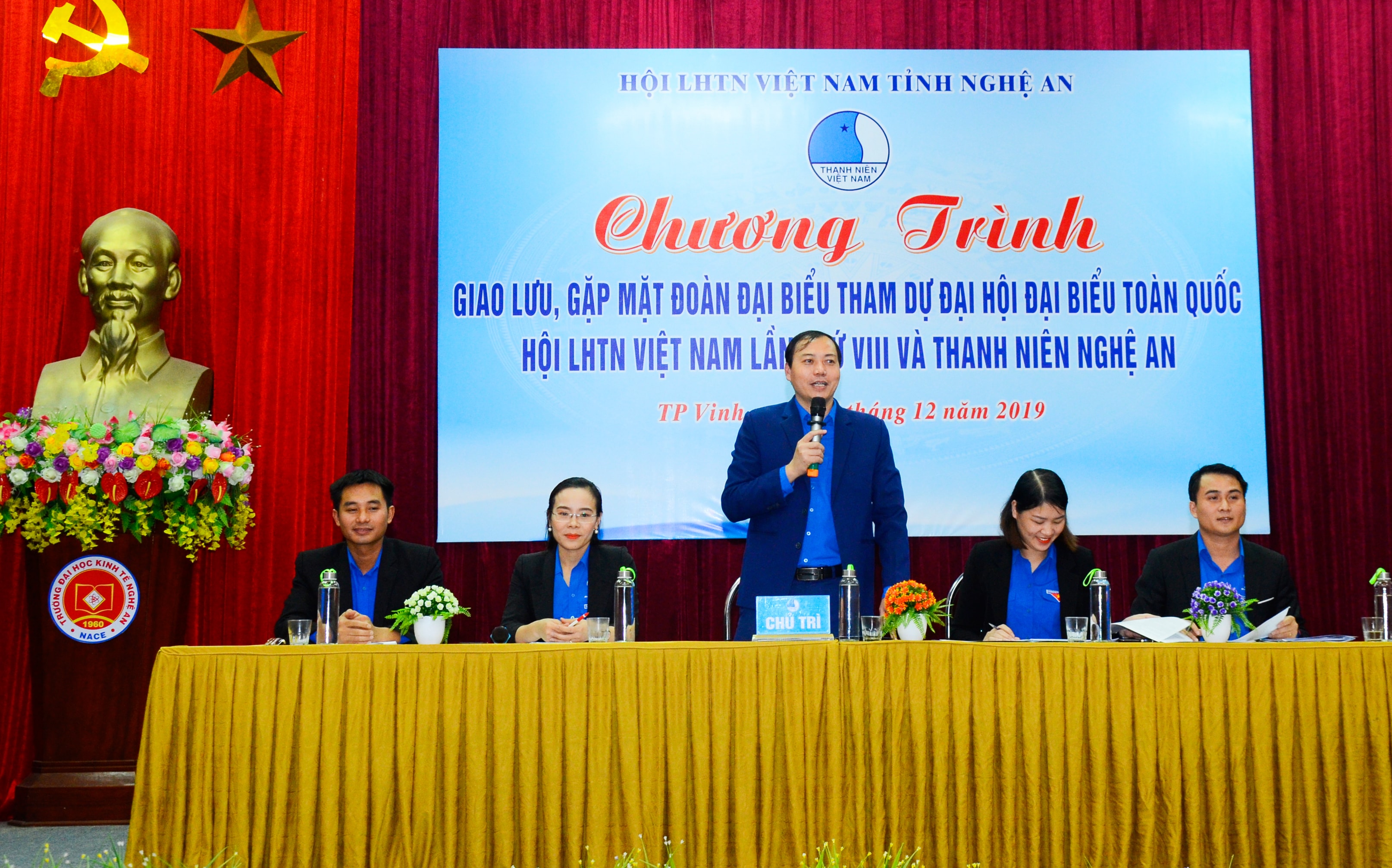 Đại diện Hội Liên hiệp thanh niên tỉnh Nghệ An trao đổi, giải đáp các ý kiến của hội viên. Ảnh: Thanh Lê