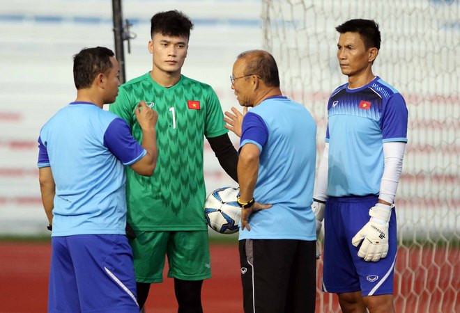 Cựu thủ môn Nguyễn Thế Anh (ngoài cùng bên phải) hiện đang là trợ lý thủ môn ở U22 Việt Nam. Ảnh: khampha.vn