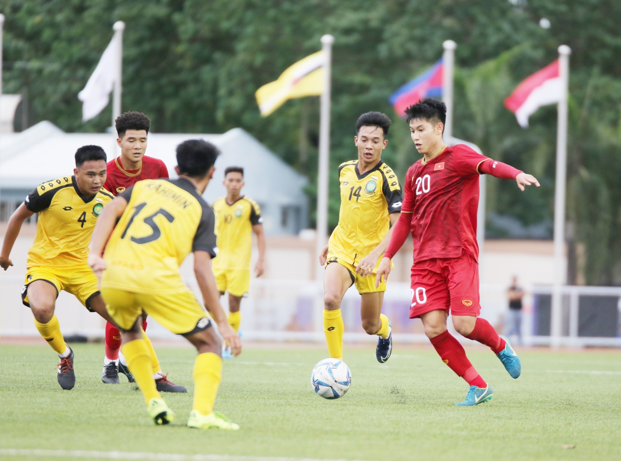 U22 Brunei (áo vàng) là “cái rổ đựng bóng” tại vòng bảng SEA Games 30. Ảnh tư liệu