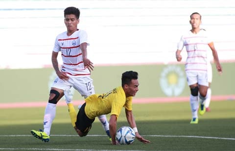 Malaysia (áo vàng) thua sốc Campuchia 1-3 ở trận đấu cuối vòng bảng và bị loại sớm khỏi SEA Games 30.