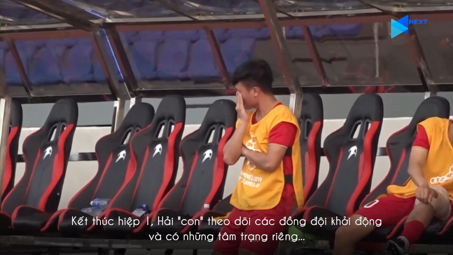 Đội trưởng Quang Hải rơi lệ khi kết thúc hiệp 1 trận gặp U22 Thái Lan. Ảnh chụp từ Video