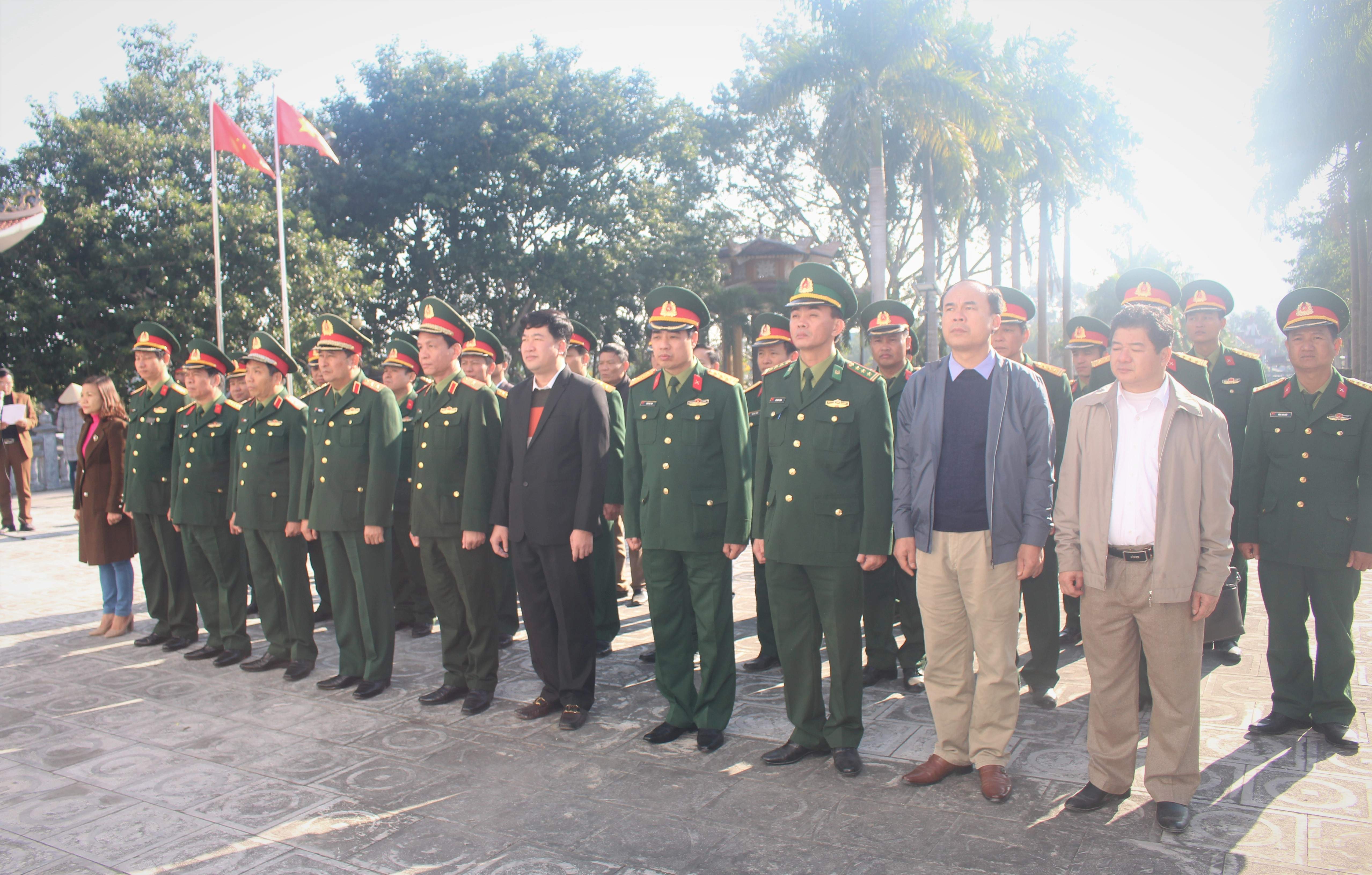 Ảnh 1: Đoàn công tác của Quân ủy Trung ương, Bộ quốc phòng do đồng chí Trung tướng Phùng Sỹ Tấn- phó tổng tham mưu trưởng Quân đội nhân dân Việt Nam dẫn đầu đã đến dâng hương, dâng hoa tại nghĩa trang liệt sỹ Quốc tế Việt Lào.