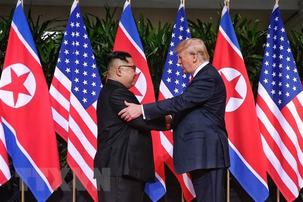 Tổng thống Mỹ Donald Trump (phải) và Nhà lãnh đạo Triều Tiên Kim Jong-un tại hội nghị thượng đỉnh lịch sử ở Singapore,