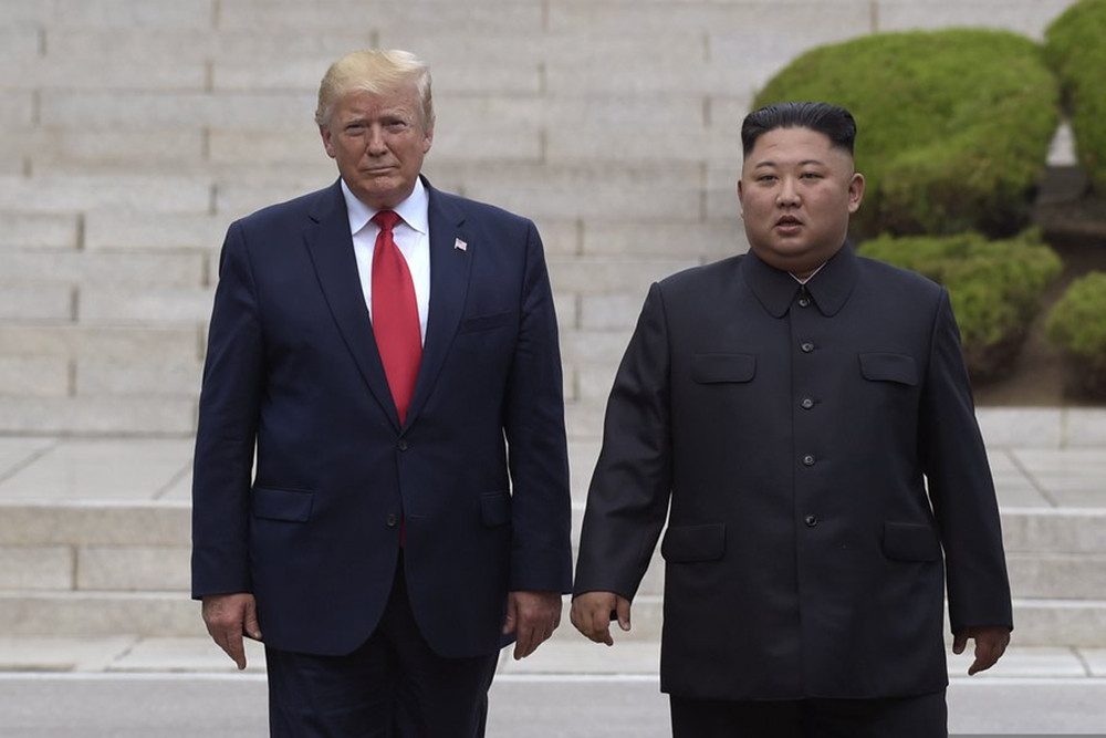 Nhà lãnh đạo Triều Tiên Kim Jong-un và Tổng thống Mỹ Donald Trump trong cuộc gặp tại biên giới liên Triều hồi tháng 6. Ảnh: AP