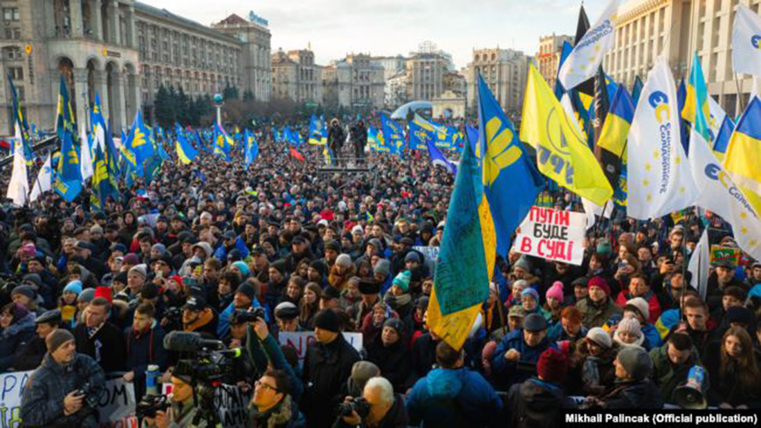 Người dân Ukraine xuống đường biểu tình phản đối việc Ukraine nhượng bộ Nga. Ảnh: AFP