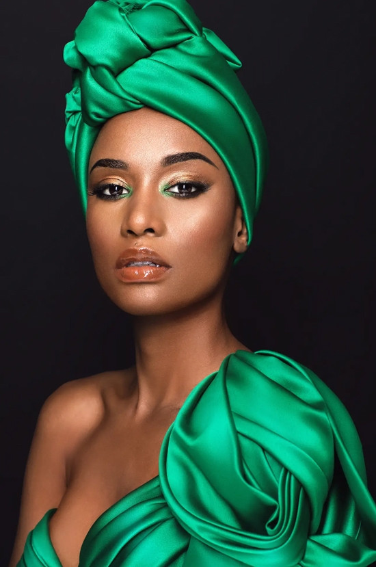 Zozibini Tunzi sinh ra và lớn lên tại tỉnh Eastern Cape, Nam Phi. Cô hiện cùng gia đình sống tại thủ đô Cape Town và là đại diện của thành phố này dự thi Miss Universe South Africa hồi tháng 8.