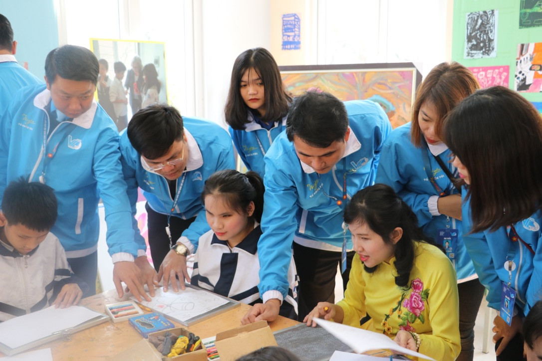 Các đại biểu tham gia hoạt động xã hội tại Trường THCS Nguyễn Đình Chiểu