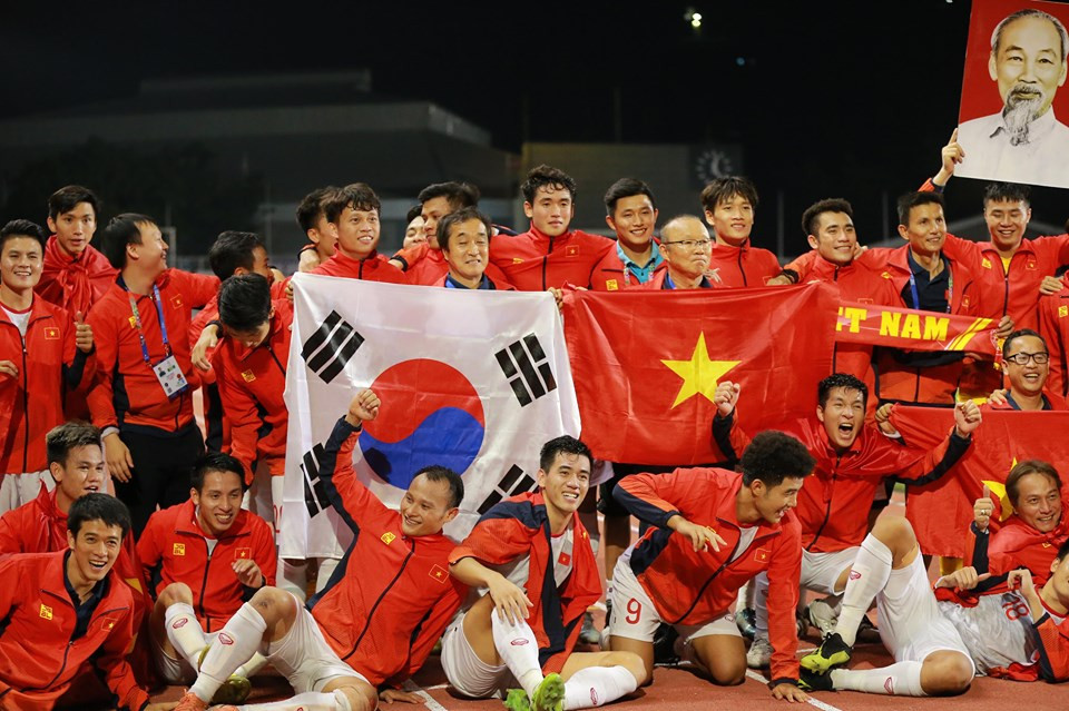 Hình ảnh đẹp của các tuyển thủ với cờ Việt Nam và Hàn Quốc tung bay tại SEA Games 30. Ảnh Hoàng Hải
