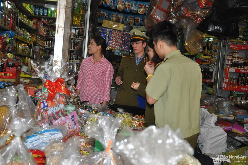 Lực lượng QLTT kiểm tra hàng bánh kẹo ở chợ Vinh. Ảnh tư liệu: Thu Huyền