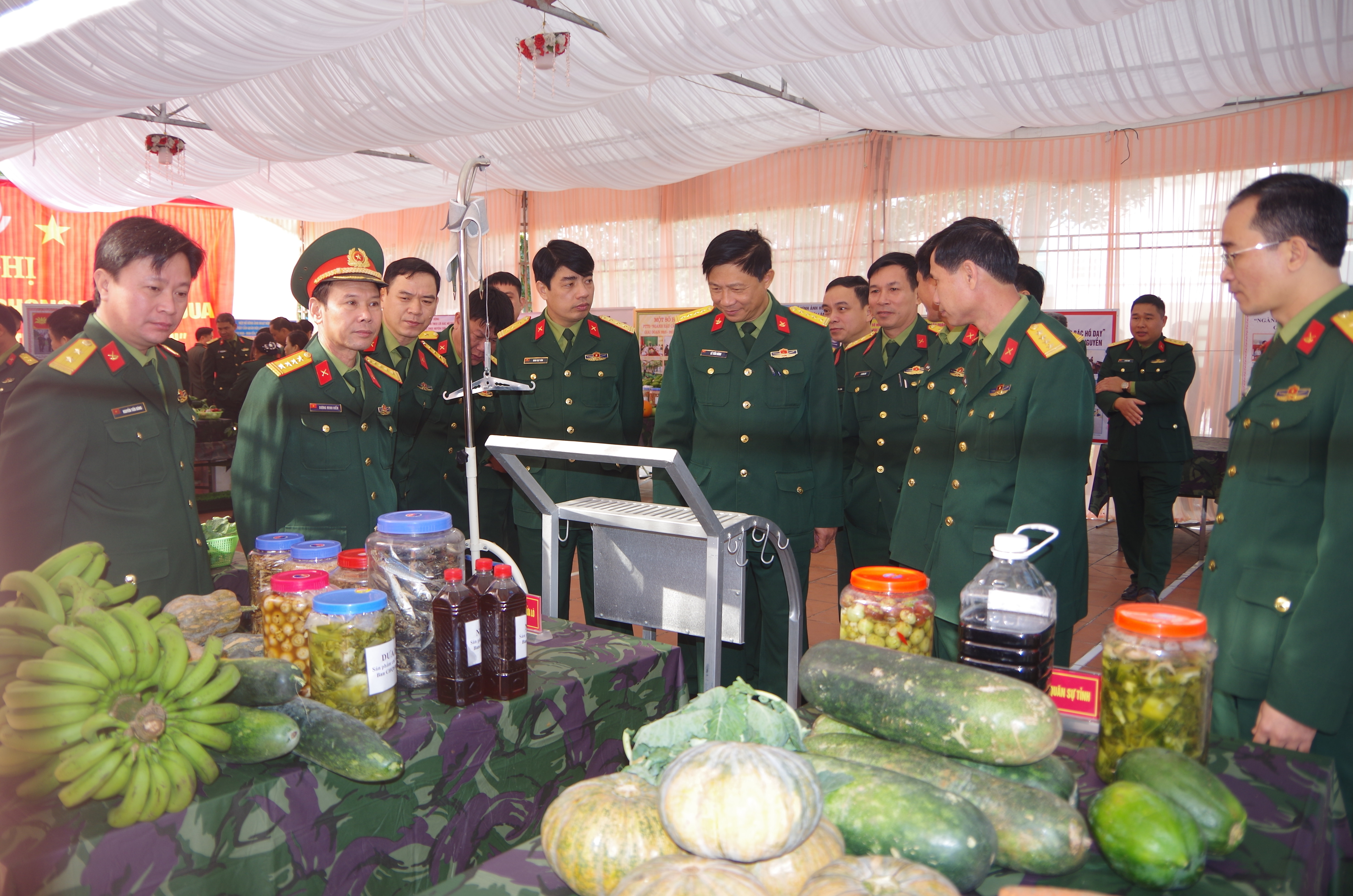 các đại biểu tham quan khu trưng bày các sản phẩm tăng gia sản xuất của các đơn vị