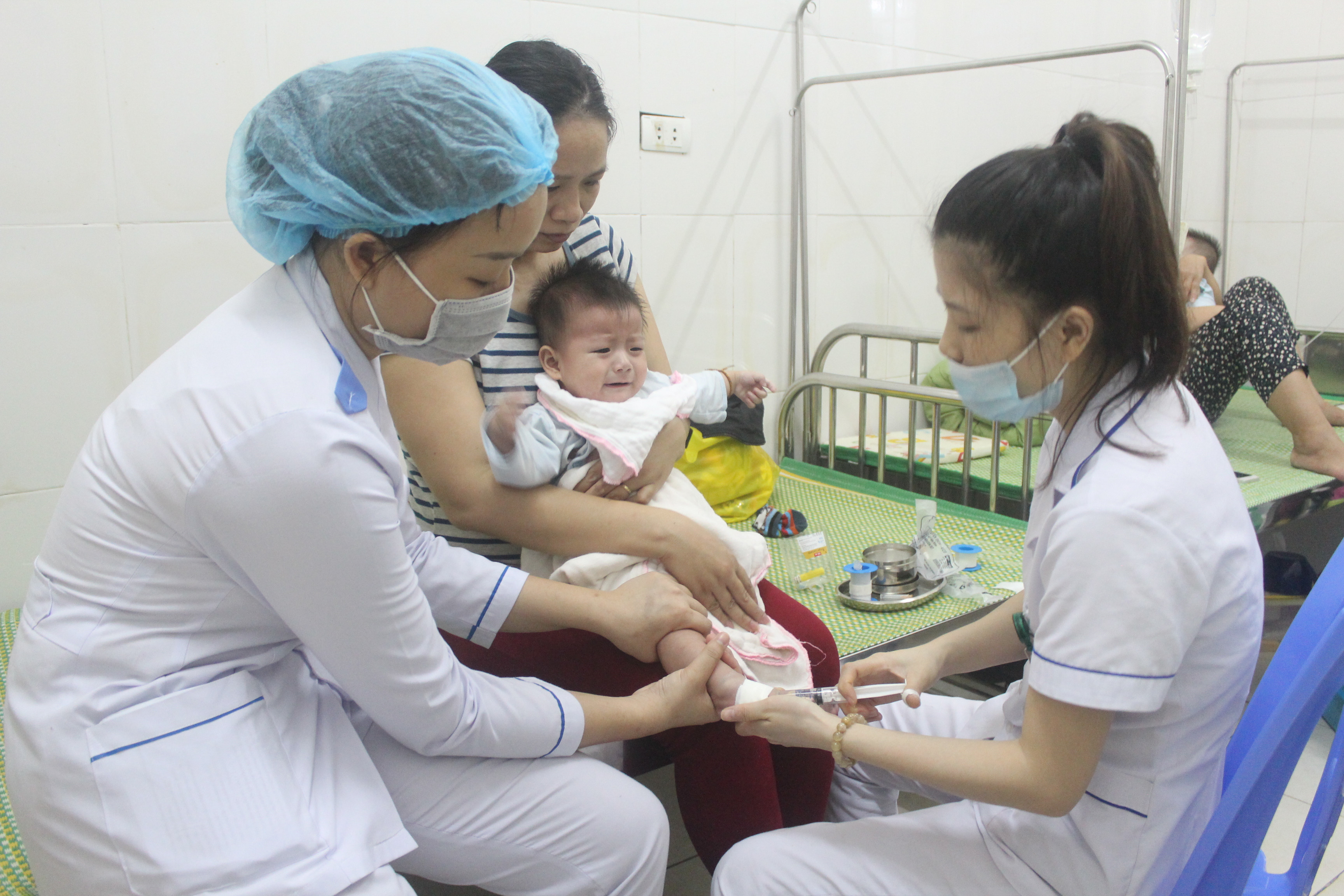 Nhiều bệnh nhân cúm phải nhập viện ở Bệnh viện Sản nhi Nghệ An.