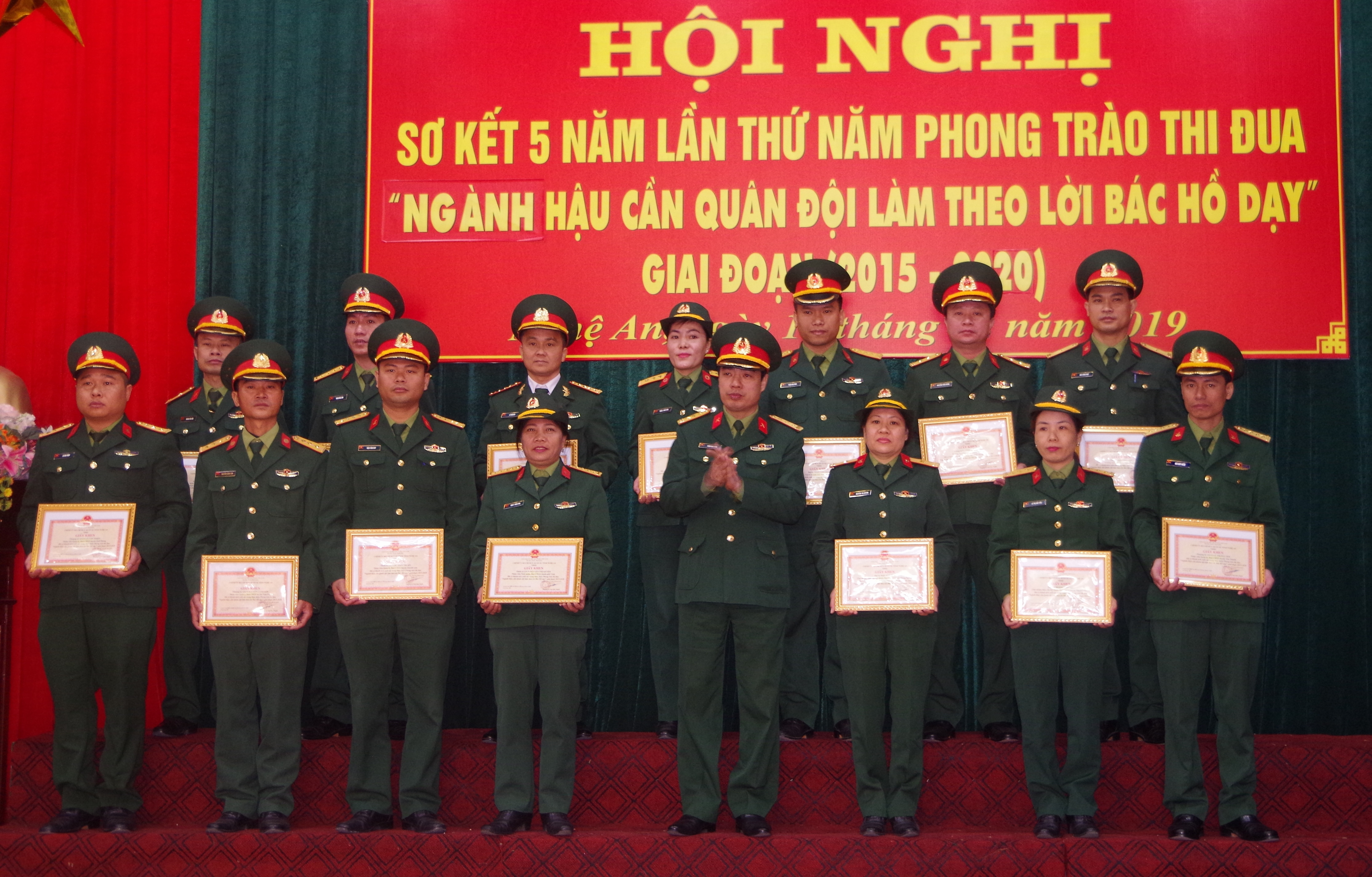 tặng giấy khen cho 15 cá nhân có thành tích tốt trong phong trào “Ngành Hậu cần quân đội làm theo lời Bác Hồ dạy”