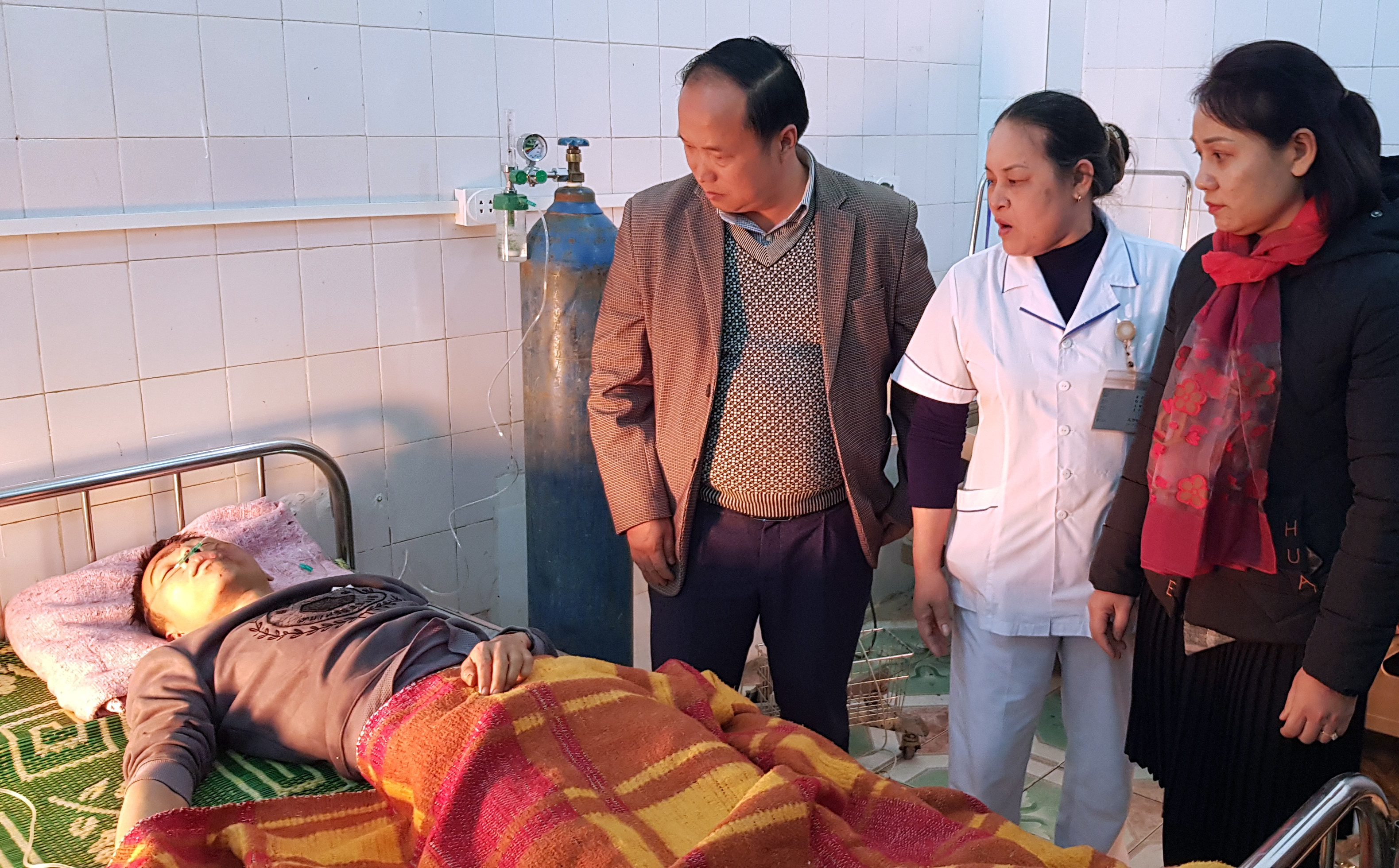 Lãnh đạo huyện Kỳ Sơn thăm hỏi các bệnh nhân đang điều trị tại Trung tâm y tế huyện Kỳ Sơn. Ảnh: Duy Khánh