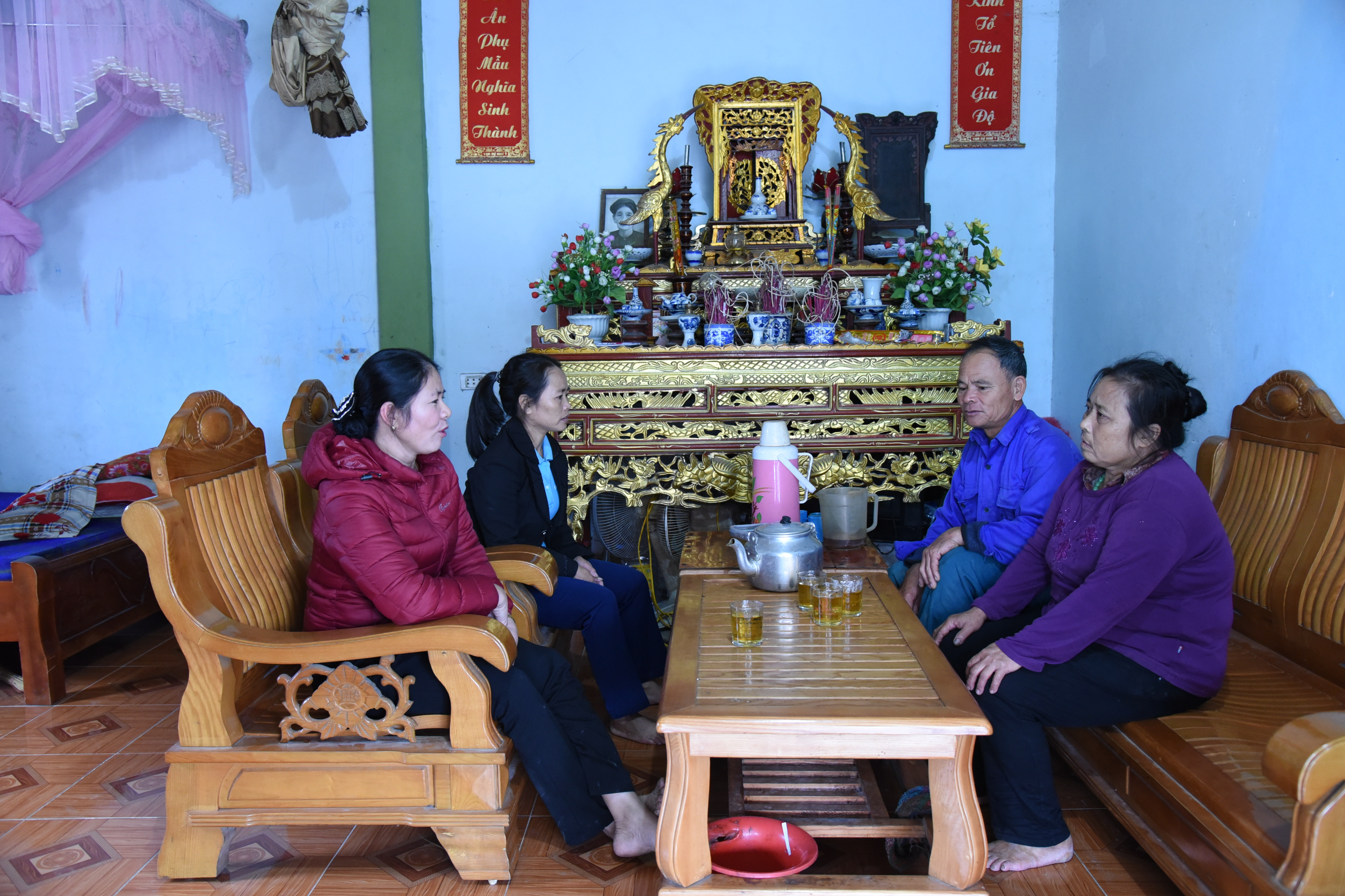 Chi hội trưởng phụ nữ xóm thăm gia đình hội viên khó khăn tại Diễn An, Diễn Châu. Ảnh: Thu Giang