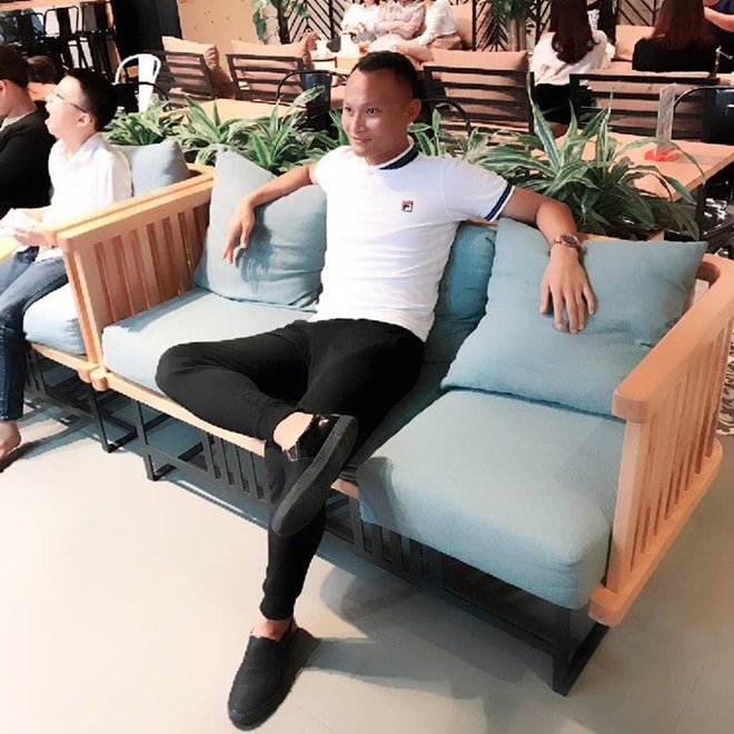 Những chiếc áo co giãn mang lại cảm giác thoải mái luôn được yêu thích bởi hội cầu thủ và Trọng Hoàng cũng không nằm ngoại lệ. Anh thường phối item này với quần thể thao. Một đôi giày lười màu trung tính là lựa chọn không tồi cho set đồ. Bên cạnh đó, việc đeo thêm phụ kiện là đồng hồ giúp cho bộ trang phục càng hoàn thiện hơn.