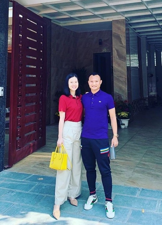 Khi đi dạo phố, Trọng Hoàng mặc khá thoải mái, có họa tiết vui mắt. Cách phối áo phông, quần shorts và giày thể thao giúp chàng cầu thủ trông cao ráo hơn nhiều. Vóc dáng vạm vỡ của anh cũng được tôn lên nhờ áo phông bó sát.