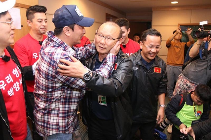 Ahn Jung Hwan đã ôm chầm, hôn lên má HLV Park Hang Seo khi sang Việt Nam quay gameshow.