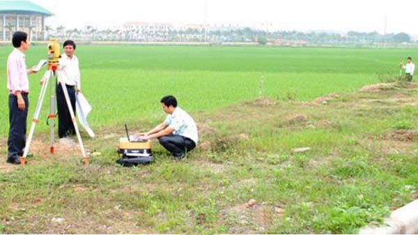 Cán bộ địa chính kiểm đếm đất bồi thường GPMB thực hiện công trình, dự án trên địa bàn tỉnh. Ảnh: Mai Hoa