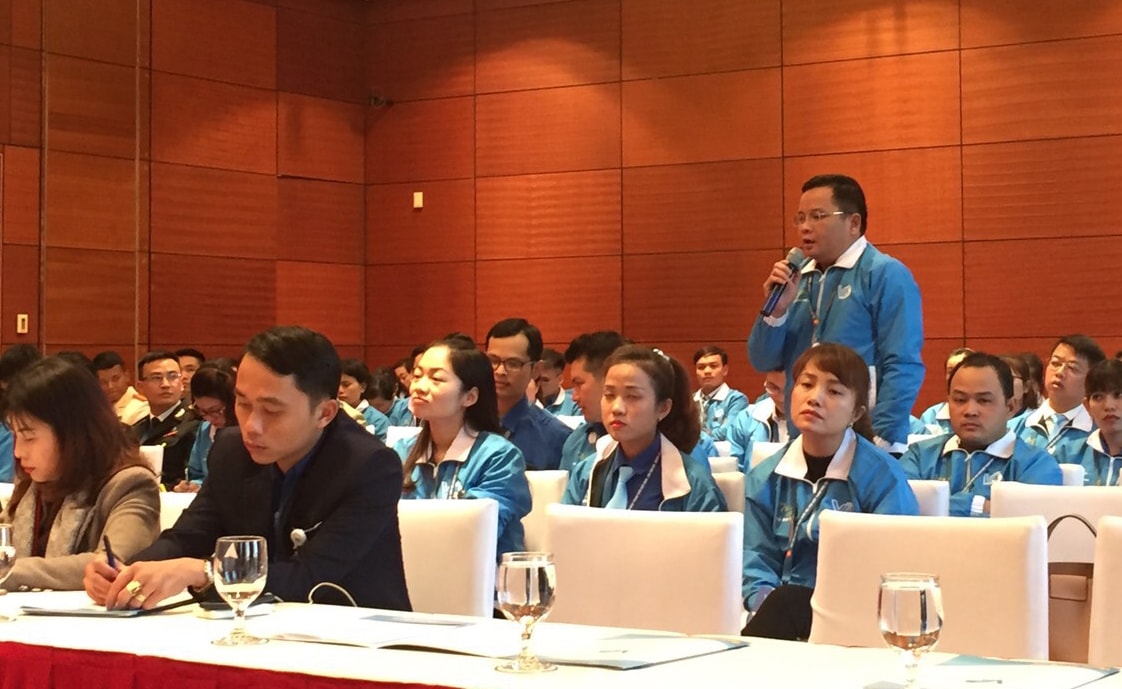 Bác sĩ Trần Văn Biên trình bày tham luận. 
