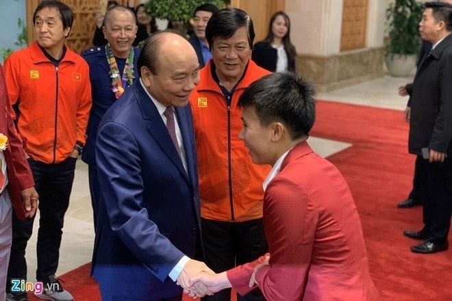 Thủ tướng bắt tay các thành viên của tuyển U22 Việt Nam. (Nguồn ảnh Zing News)