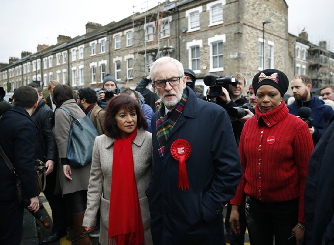 Lãnh đạo Công đảng Jeremy Corbyn và vợ Laura Alvarez sau khi rời điểm bỏ phiếu ở Islington, London. Ảnh: AP