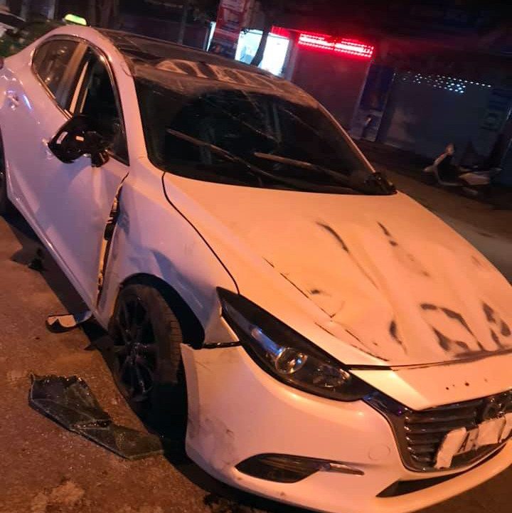 Chiếc xe Mazda hư hỏng nặng sau vụ tai nạn. Ảnh:D. Lan