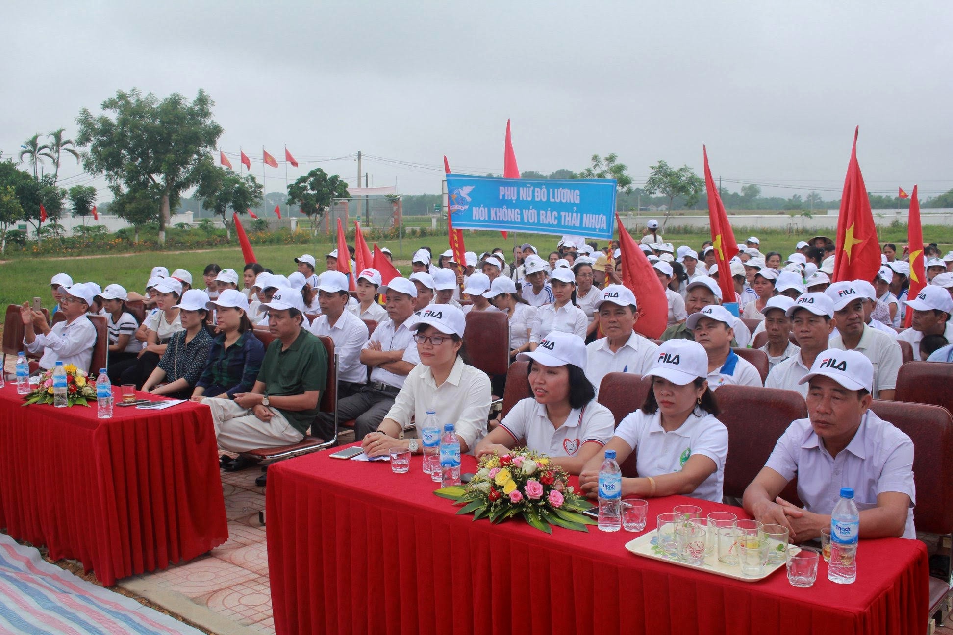 Hội LHPN huyện Đô Lương tổ chức tuyên truyền về phong trào chống rác thải nhựa.  Ảnh:  Hoàng Phi