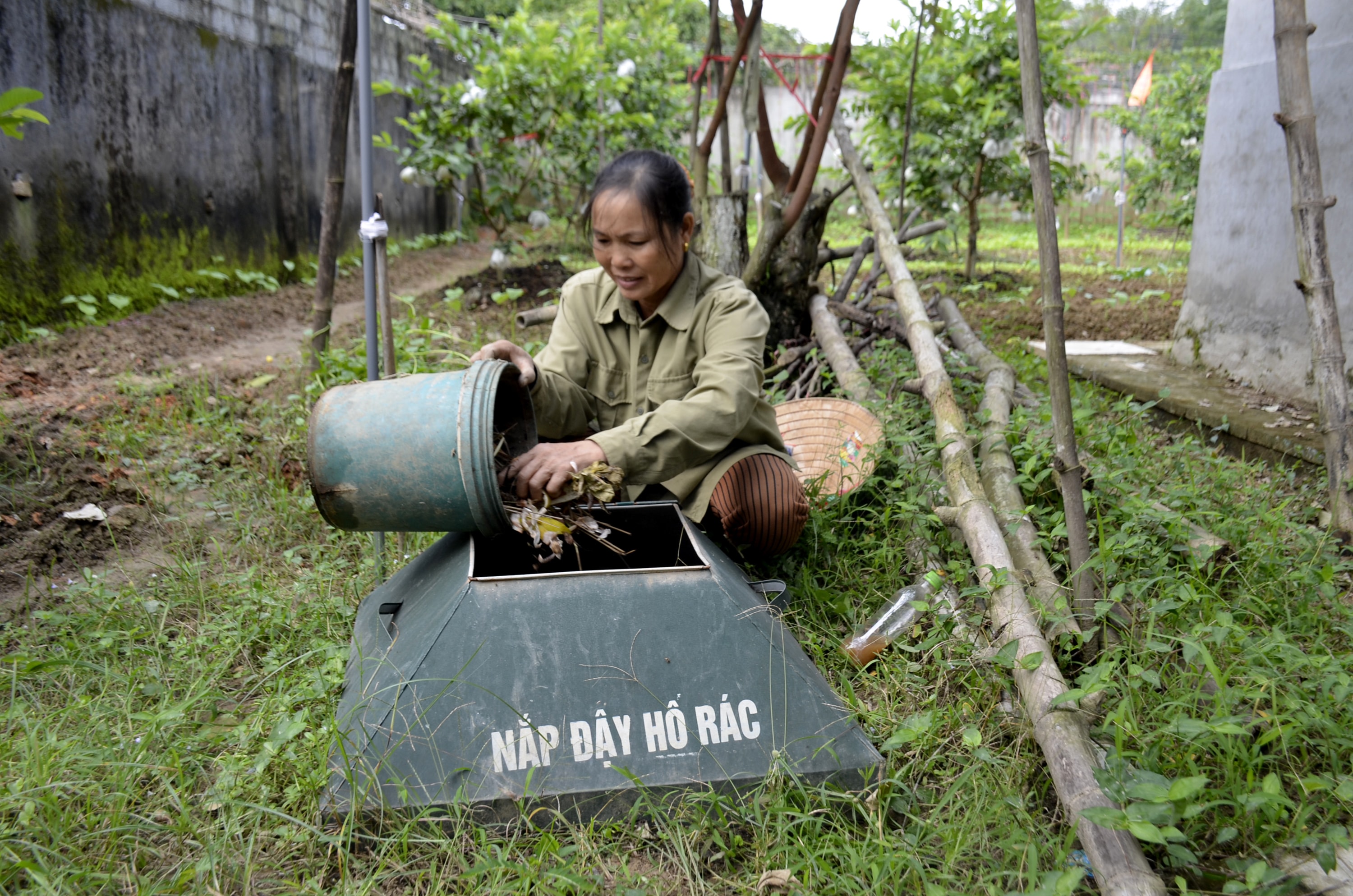 Mô hình thu gom phân loại rác thải tại nguồn, xử lý rác hữu cơ bằng men vi sinh tại hộ gia đình ở xã Trung Sơn (Đô Lương). Ảnh: Ngọc Anh