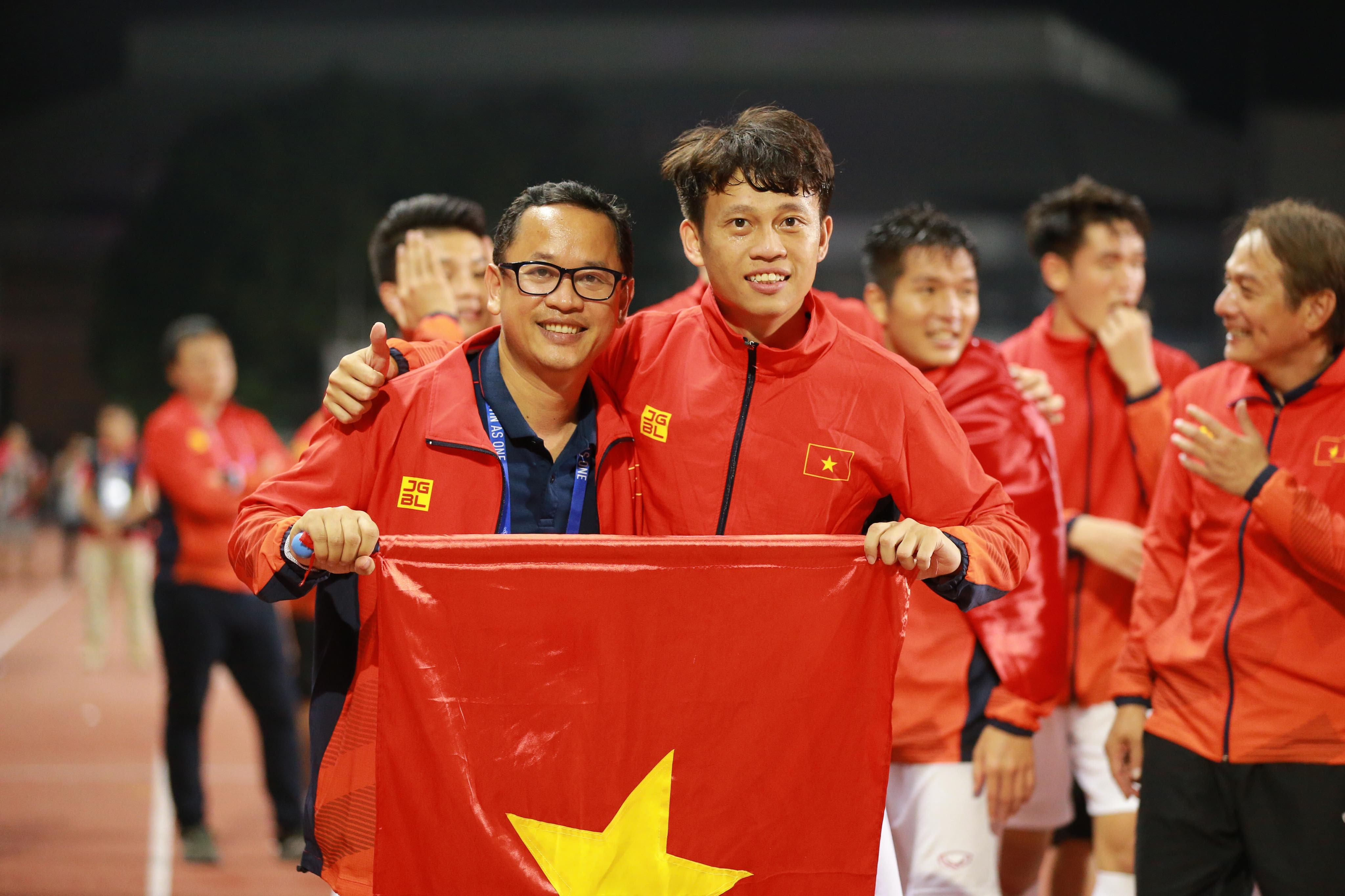 Nếu như Trọng Hoàng là cầu thủ xứ Nghệ duy nhất trong đội hình U22 Việt Nam thì trợ lý ngôn nữ Lê Huy Khoa thực sự là cánh tay phải của HLV Park Hang-seo kể từ kỳ tích tại Thường Châu năm 2018 đến chức vô địch vừa qua. Ảnh: Hải Hoàng