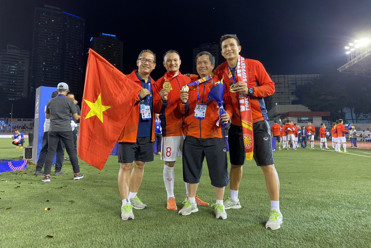 Những trợ lý, cầu thủ xứ Nghệ chụp ảnh chung trong chức vô địch SEA Games 30. Ảnh: NVCC