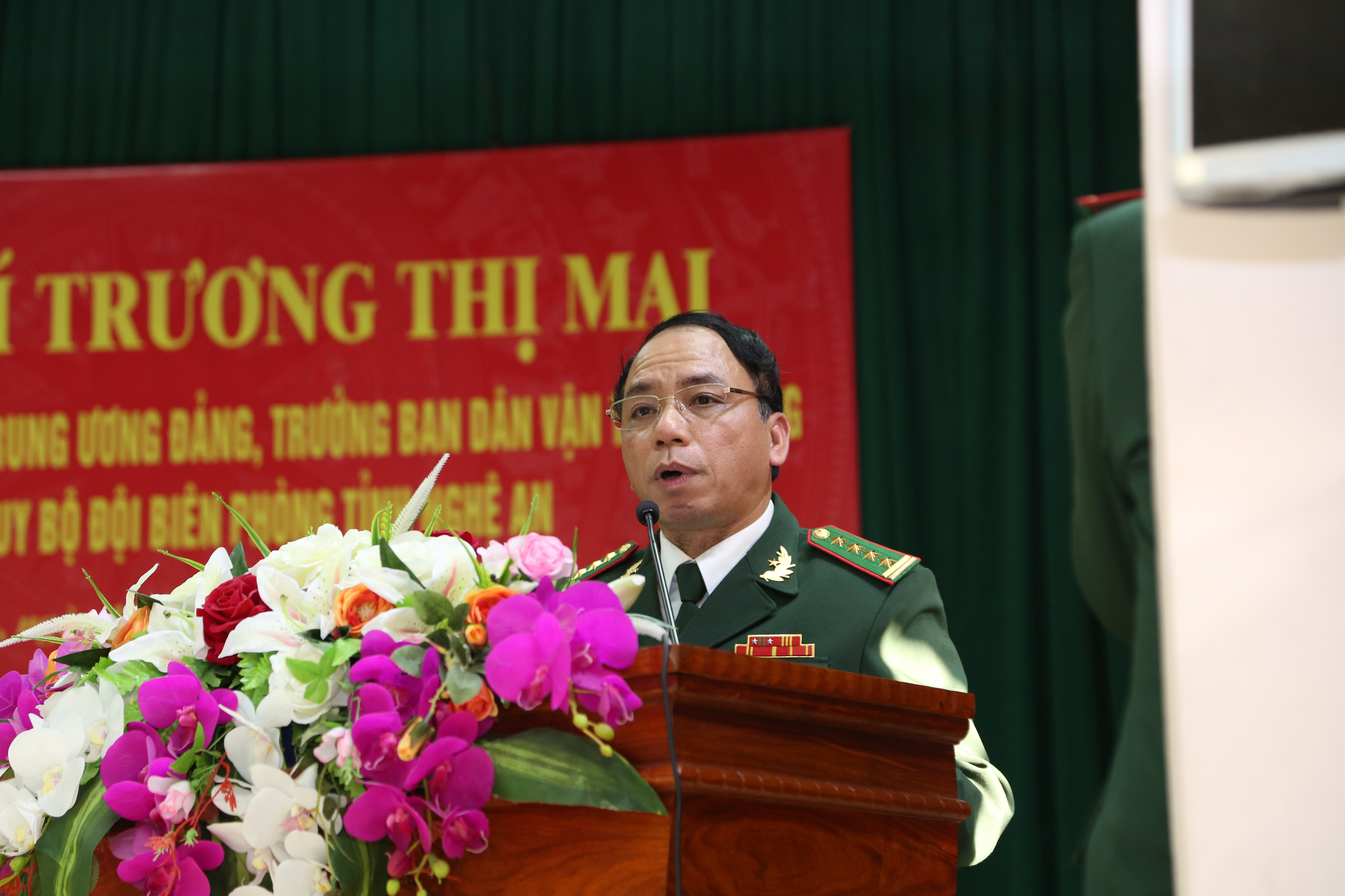 Đại tá Lê Hải Bình - Chỉ huy trưởng Bộ Chỉ huy BĐBP tỉnh Nghệ An báo cáo với đoàn công tác. Ảnh: Đào Tuấn 