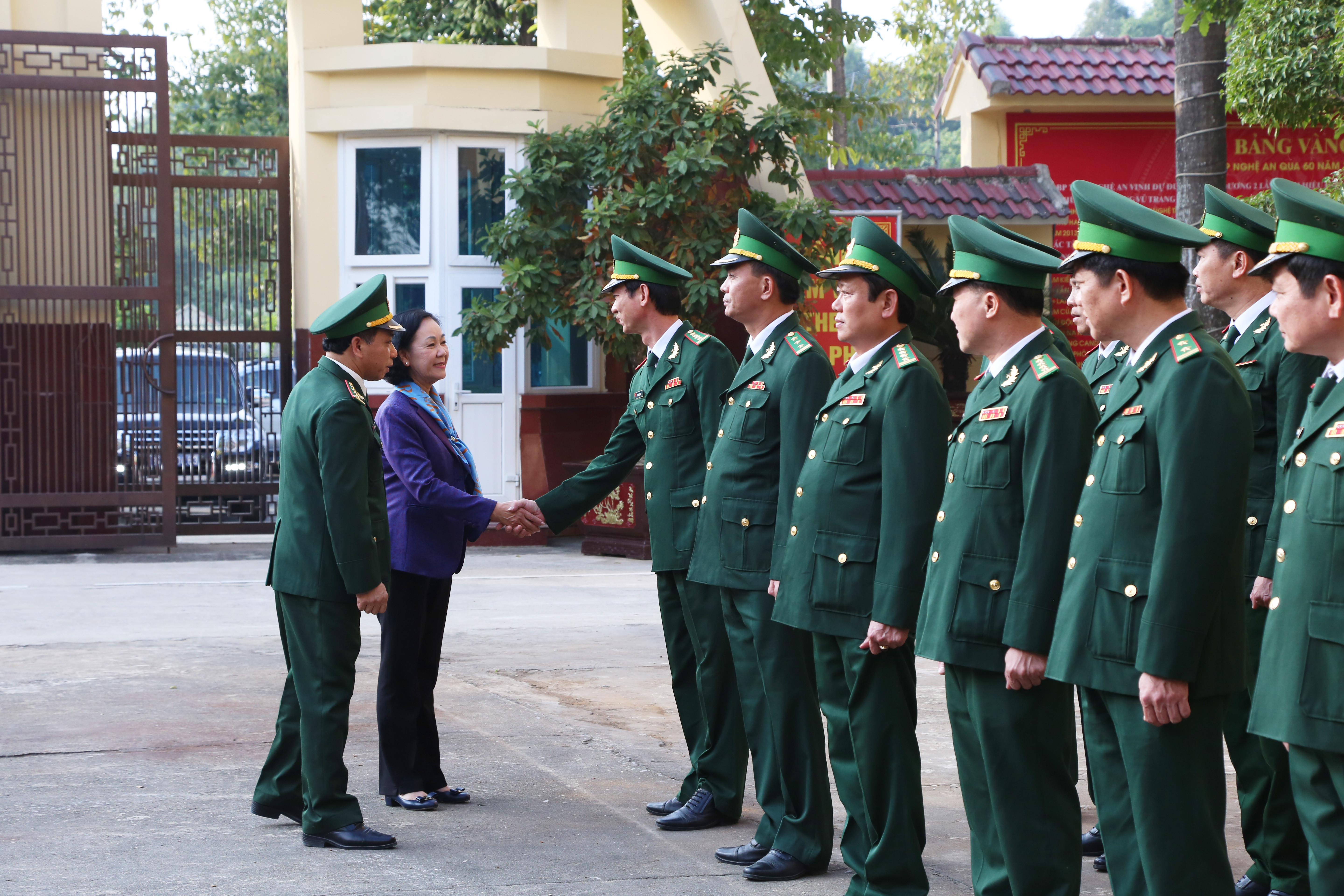 Đồng chí Trương Thị Mai thăm hỏi các cán bộ, sỹ quan Bộ Chỉ huy BĐBP tỉnh. Ảnh Đào Tuấn