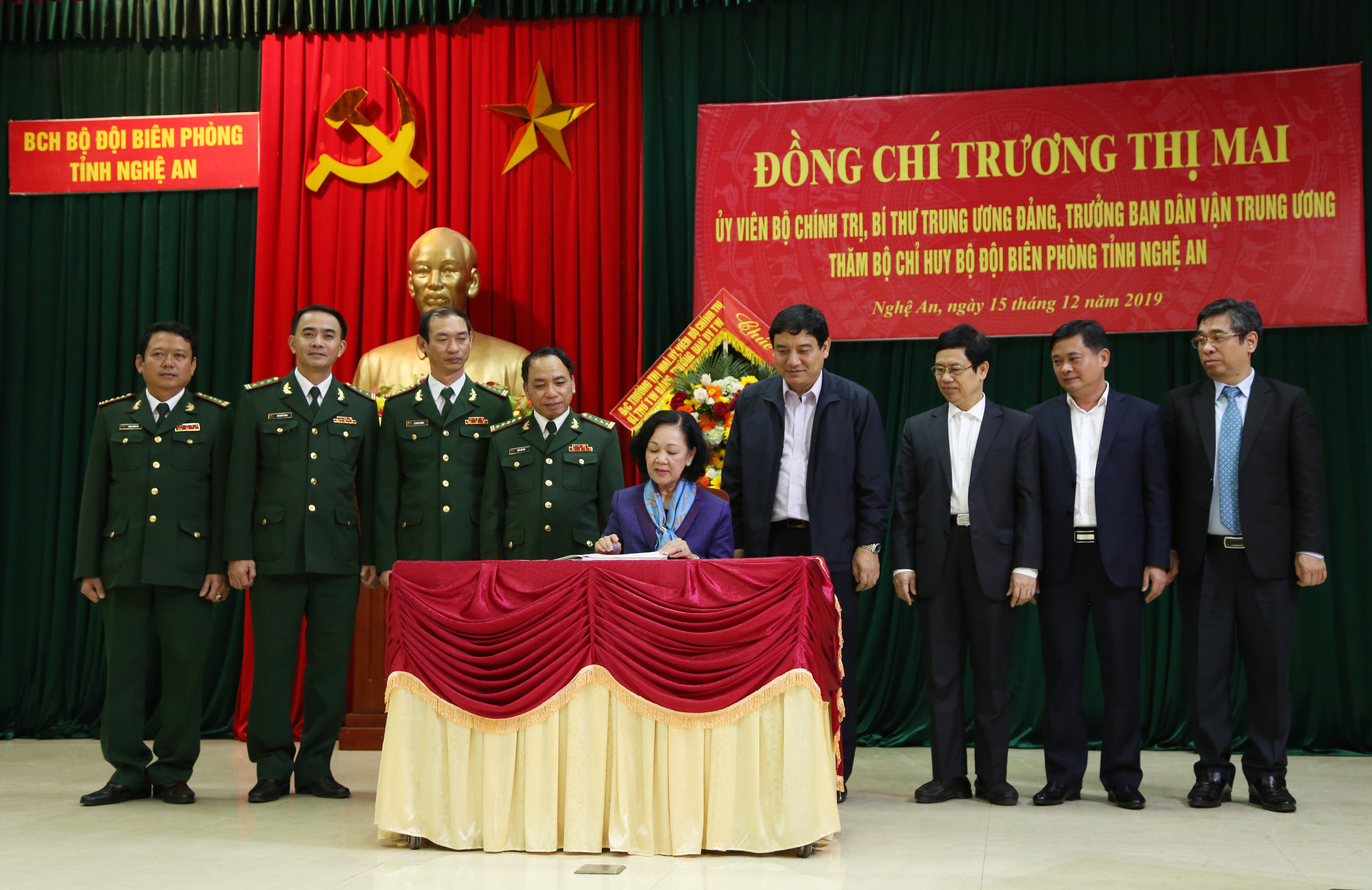 Đồng chí Trương Thị Mai ghi vào sổ lưu niệm nhân dịp tới thăm, làm việc với BĐBP tỉnh Nghệ An. Ảnh: Đào Tuấn 