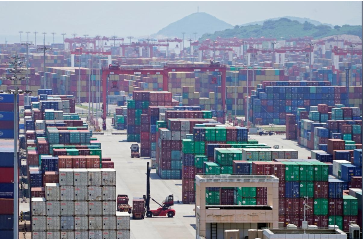 Xe container tại cảng Yangshan, Thượng Hải, Trung Quốc ngày 6/8/2019 -Ảnh: Reuters)-