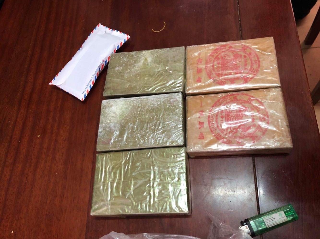 Tang vật vụ án 5 bánh heroin. Ảnh: Vi Mận
