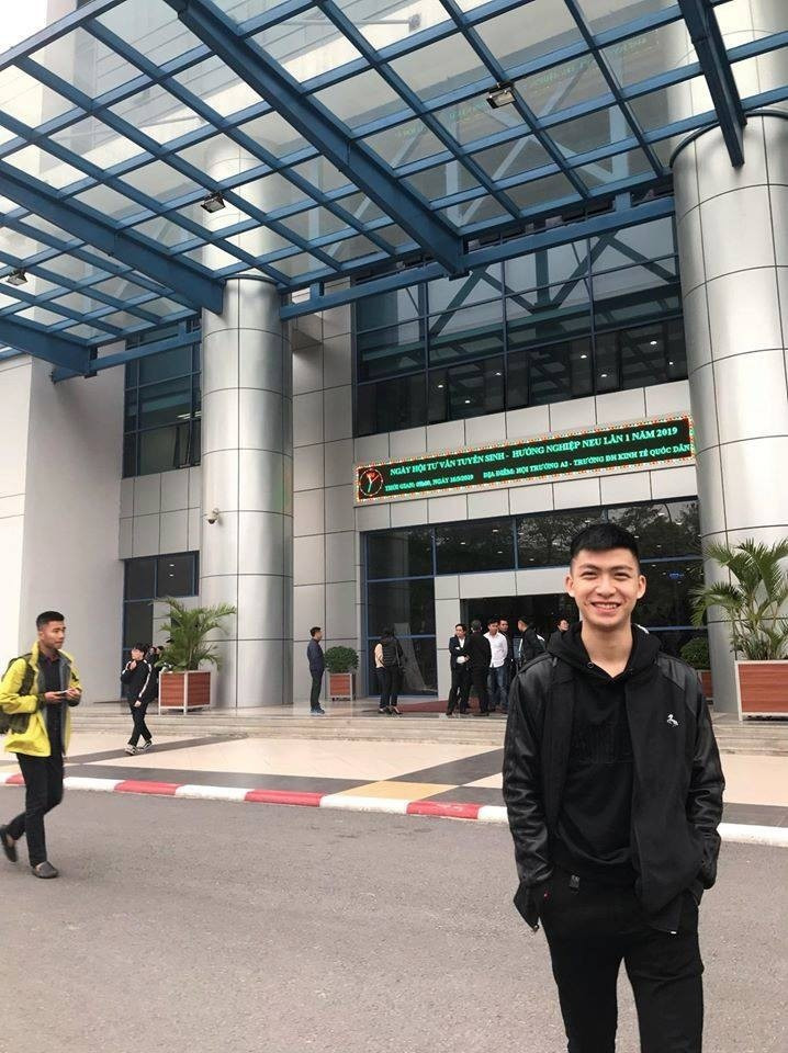 Nam sinh dũng cảm Phạm Đức Huy hiện đang là sinh viên năm 2 ngành Quản trị kinh doanh, Đại học Kinh tế Quốc dân.