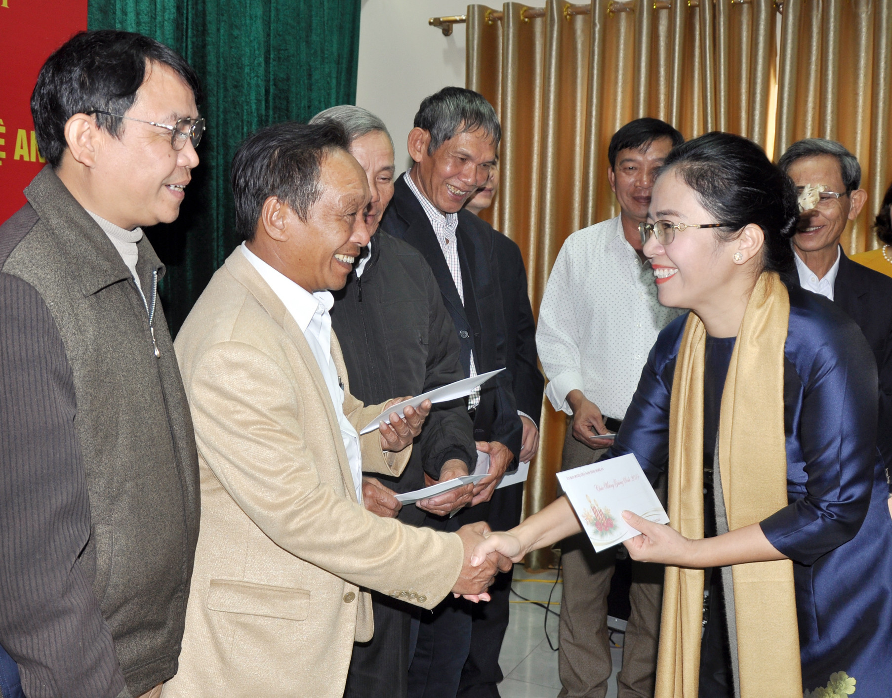 Đồng chí Võ Thị Minh Sinh trao tặng Thiệp mừng Giáng sinh cho các chức sắc, tu sỹ, các vị Ủy viên UBĐKCG.