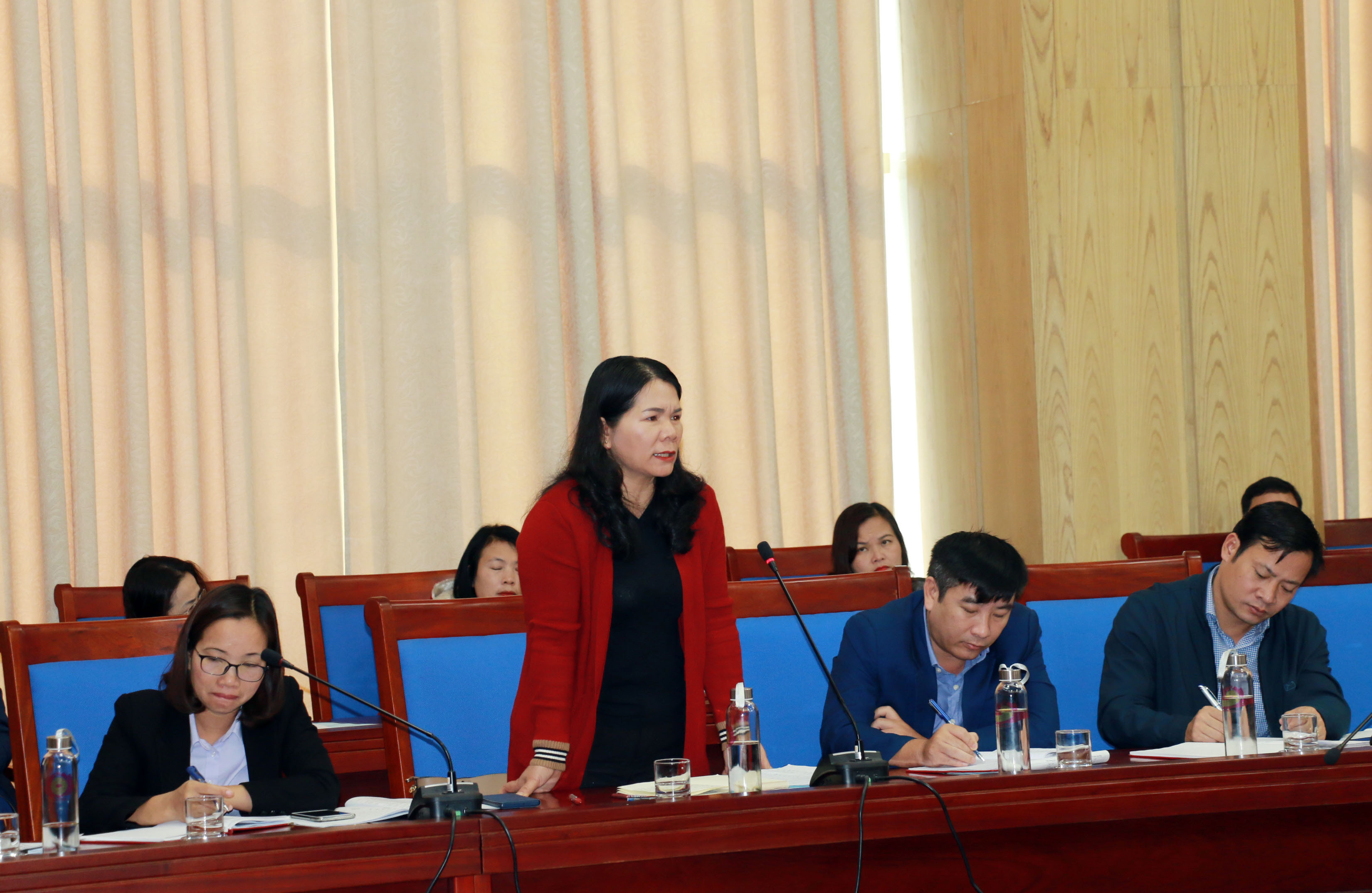 Đồng chí Kha Thị Tím - Phó Chủ tịch UBND huyện Con Cuông cho ý kiến tại hội nghị. Ảnh: Mỹ Hà