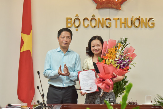 Bộ trưởng Trần Tuấn Anh trao quyết định bổ nhiệm Phó Vụ trưởng Vụ phát triển nguồn nhân lực cho bà Nguyễn Thị Lam Giang năm 2016.