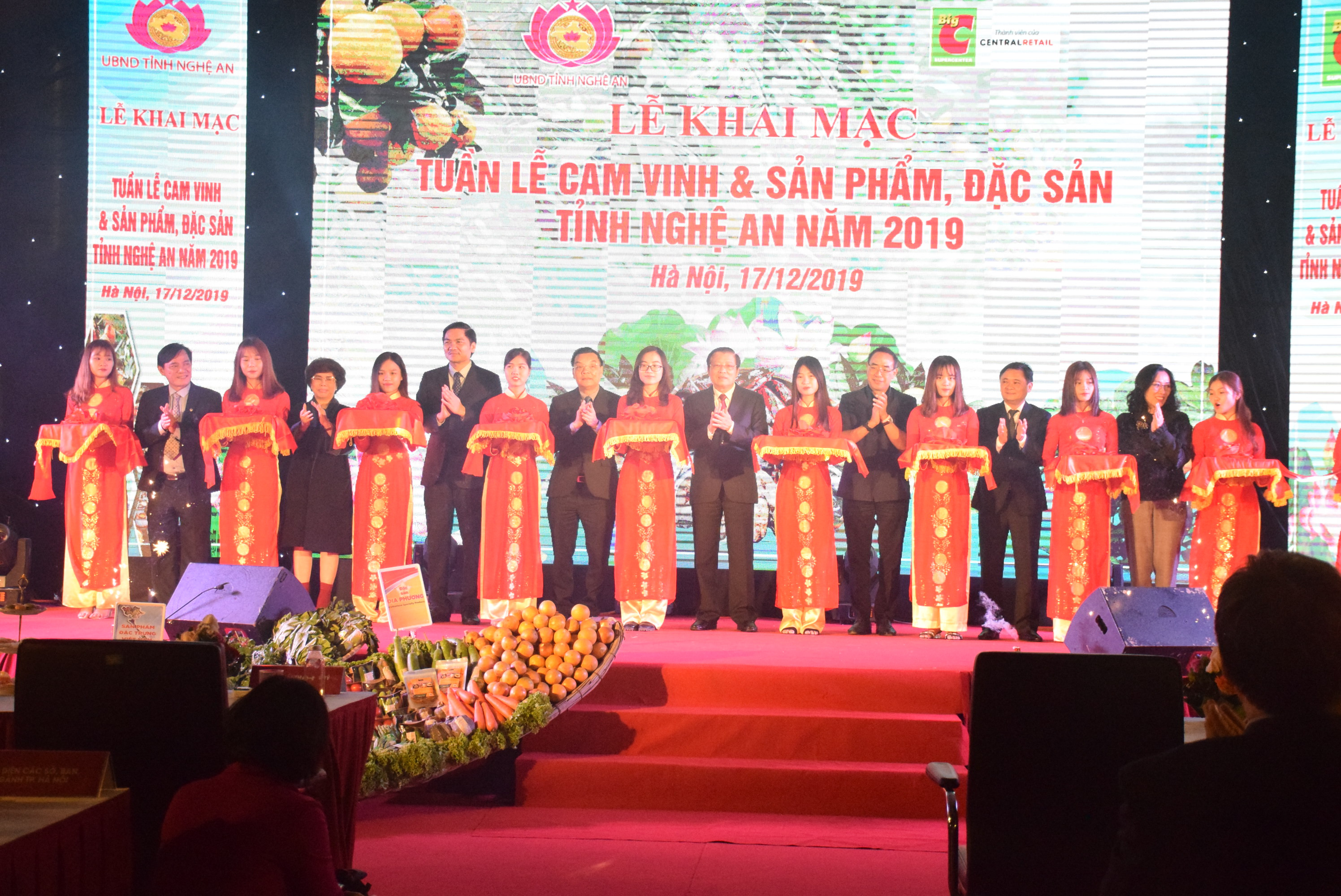 Kắt băng lễ khai mạc “Tuần lễ cam Vinh và sản phẩm, đặc sản Nghệ An tại Hà Nội năm 2019”. Ảnh: Xuân Hoàng