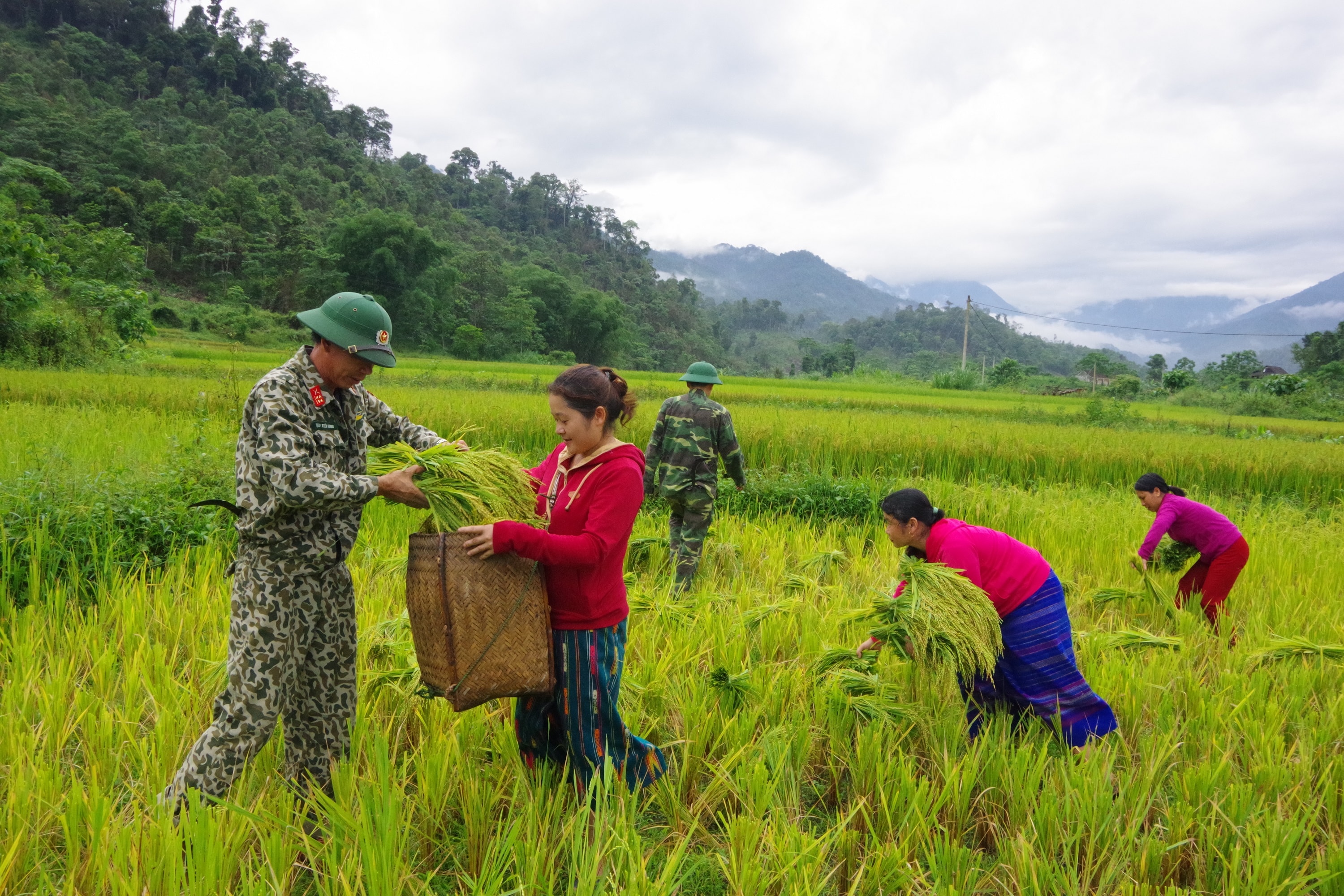 Nhờ sự vào cuộc thiết thực của cán bộ chiến sĩ Bộ CHQS tỉnh mà đời sống người dân Nâm Giải từng bước phát triển. Từ chỗ xã có tỷ lệ hộ nghèo 78% giảm xuống còn 65%. Ảnh:Trọng Kiên