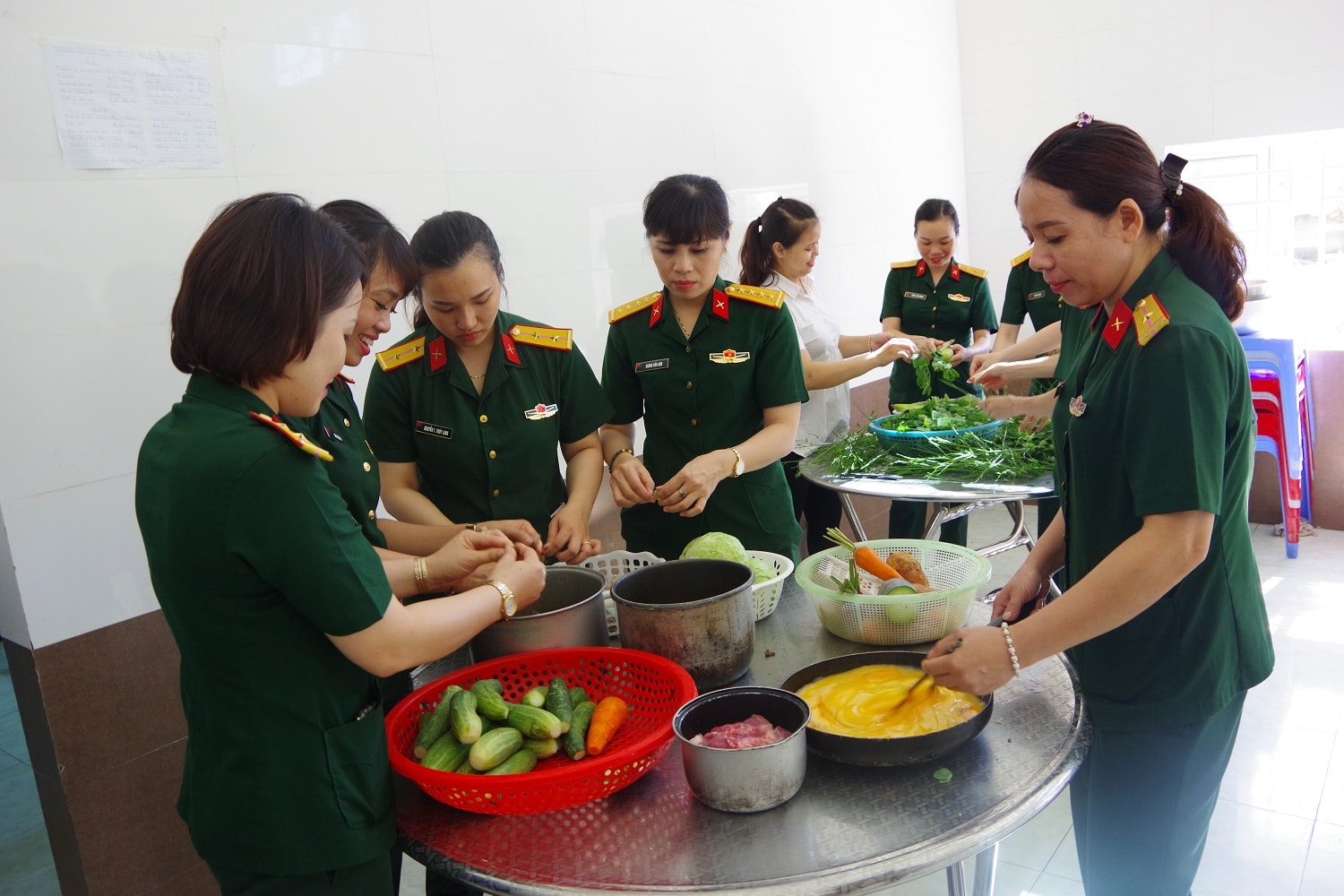 Hàng ngày, Hội Phụ nữ Bộ CHQS tỉnh thực hiện tiết kiệm để nấu bữa ăn dinh dương cho 50 trẻ ở Trung tâm nuôi dưỡng, chăm sóc trẻ khuyết tật, mồ côi Giáo xứ Bố Sơn. Ảnh: Trọng Kiên