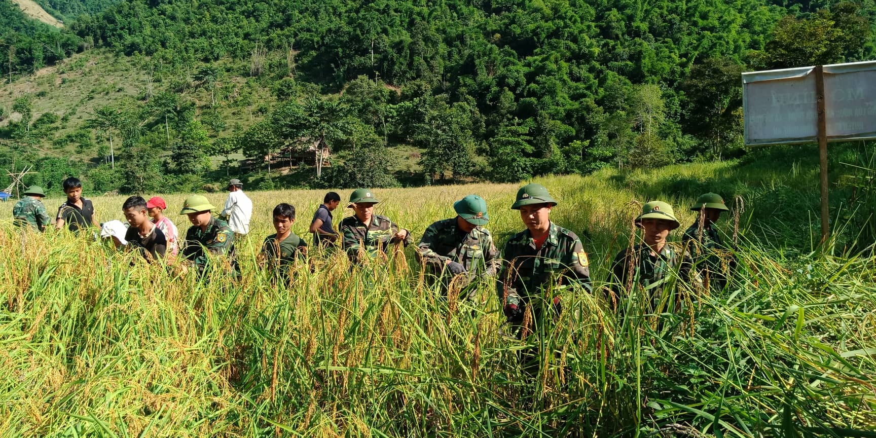 Tại bất cứ đâu, phẩm chất “Bộ đội Cụ Hồ” của lực lượng vũ trang tỉnh cũng luôn tỏa sáng. Ở những bản làng biên giới, những cán bộ, chiến sĩ Bộ đội biên phòng tỉnh chính là “ân nhân” luôn “3 cùng, 4 bám”, giúp cuộc sống người dân phát triển đi lên. Ảnh: Hải Thượng