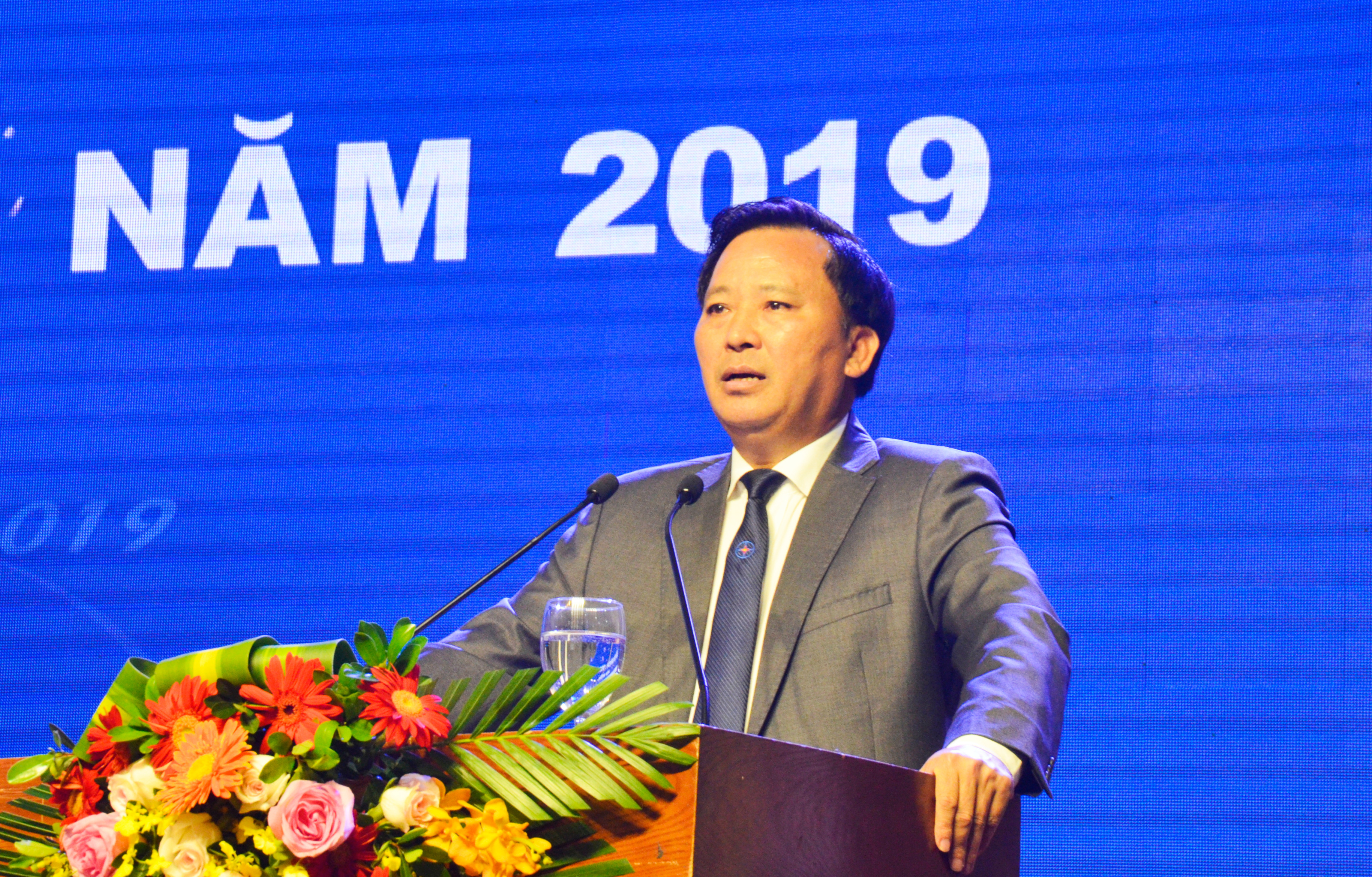 Phó Giám đốc Công ty Điện lực Nghệ An Nguyễn Xuân Lợi phát biểu báo cáo kết quả sản xuất kinh doanh của đơn vị. Ảnh: Thanh Lê