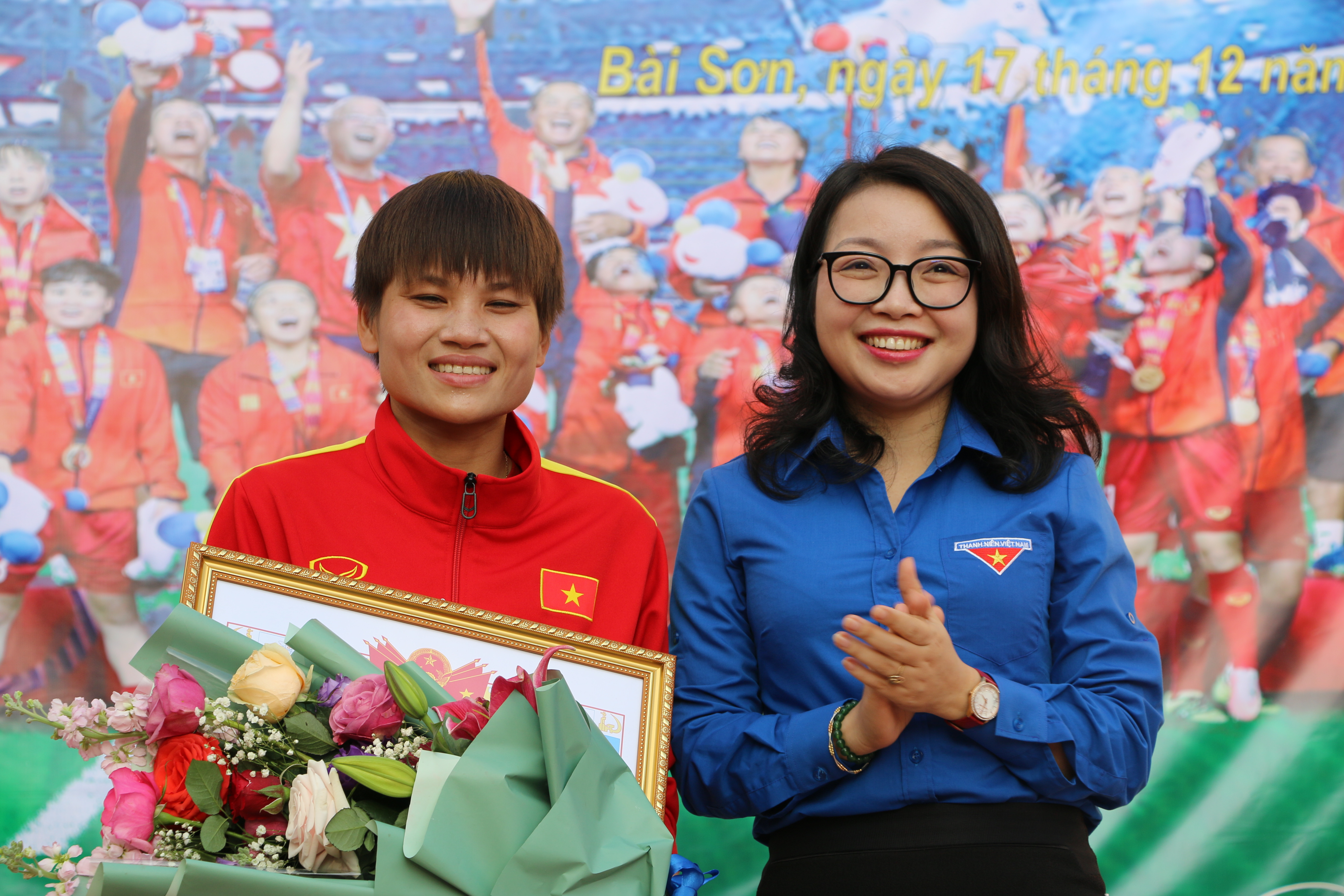 tỉnh đoàn Nghệ An, Hội phụ nữ tỉnh Nghệ An đã trao giấy khen và tặng hoa chúc mừng.