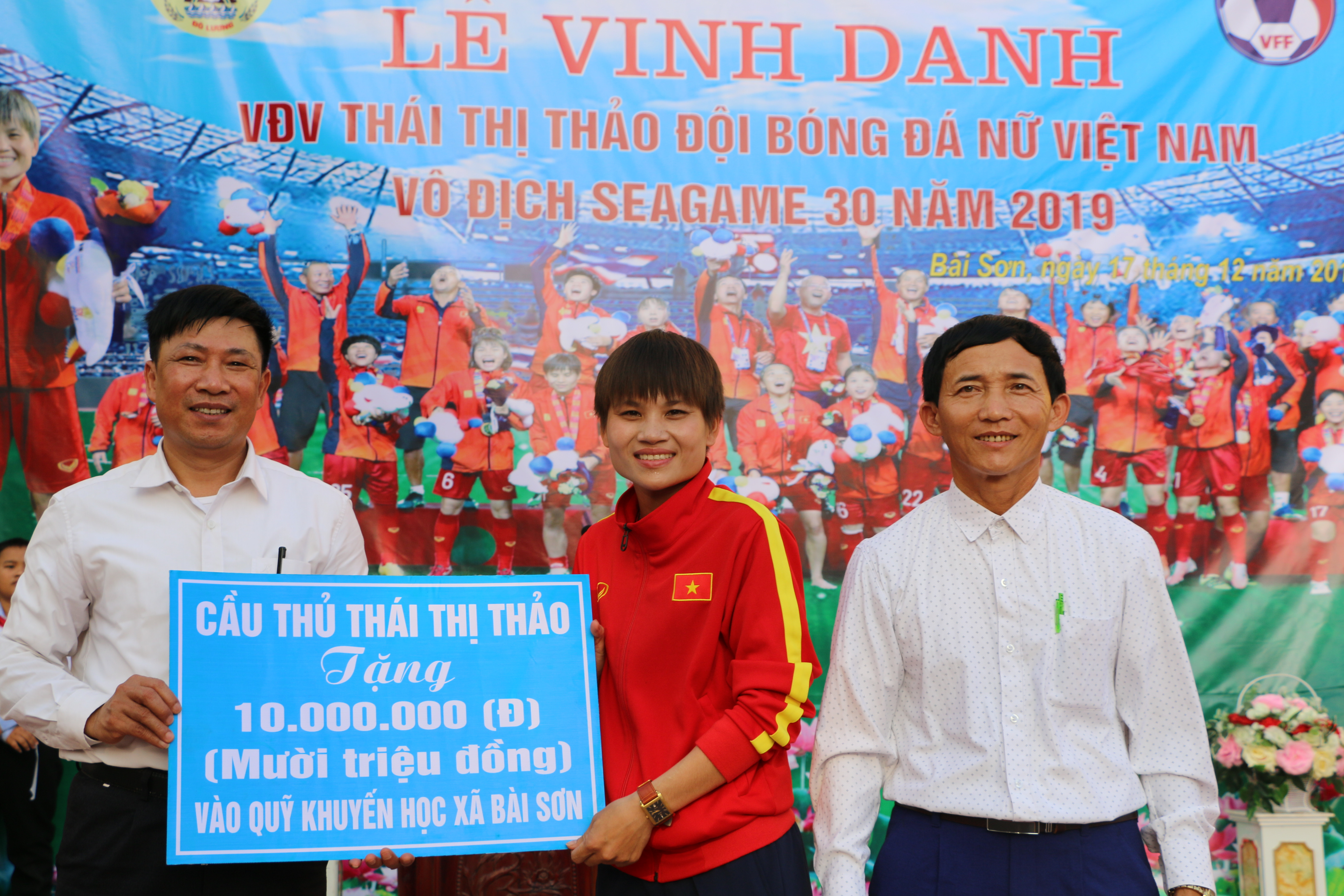 Cầu thủ Thái Thị Thảo tặng Hội khuyến học xã Bài Sơn 10 triệu đồng để giúp đỡ các em có hoàn cảnh khó khăn.